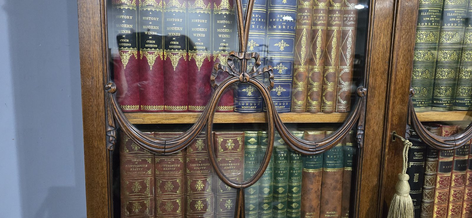 photo vintage Top Quality Adams Mahogany Bookcase On Stand