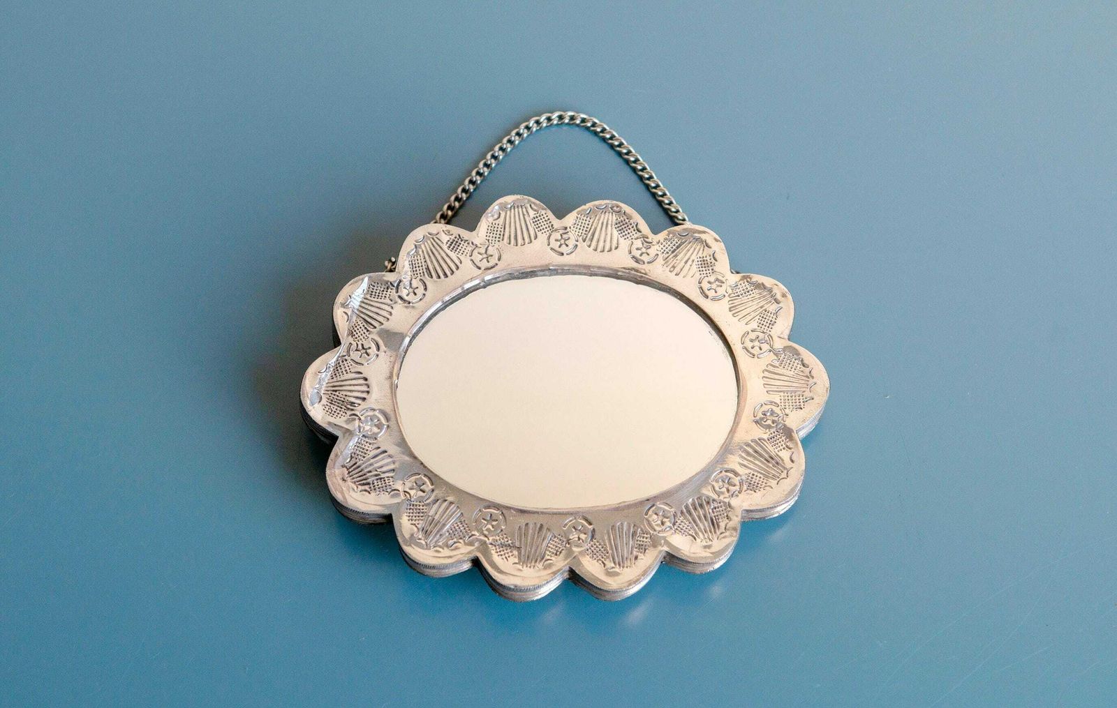 Kleine Turkse Bruidsspiegel, Gegraveerde Zilveren Spiegel Met Geschulpte Rand En Hangketting, Decoratieve Sierspiegel photo 150.0