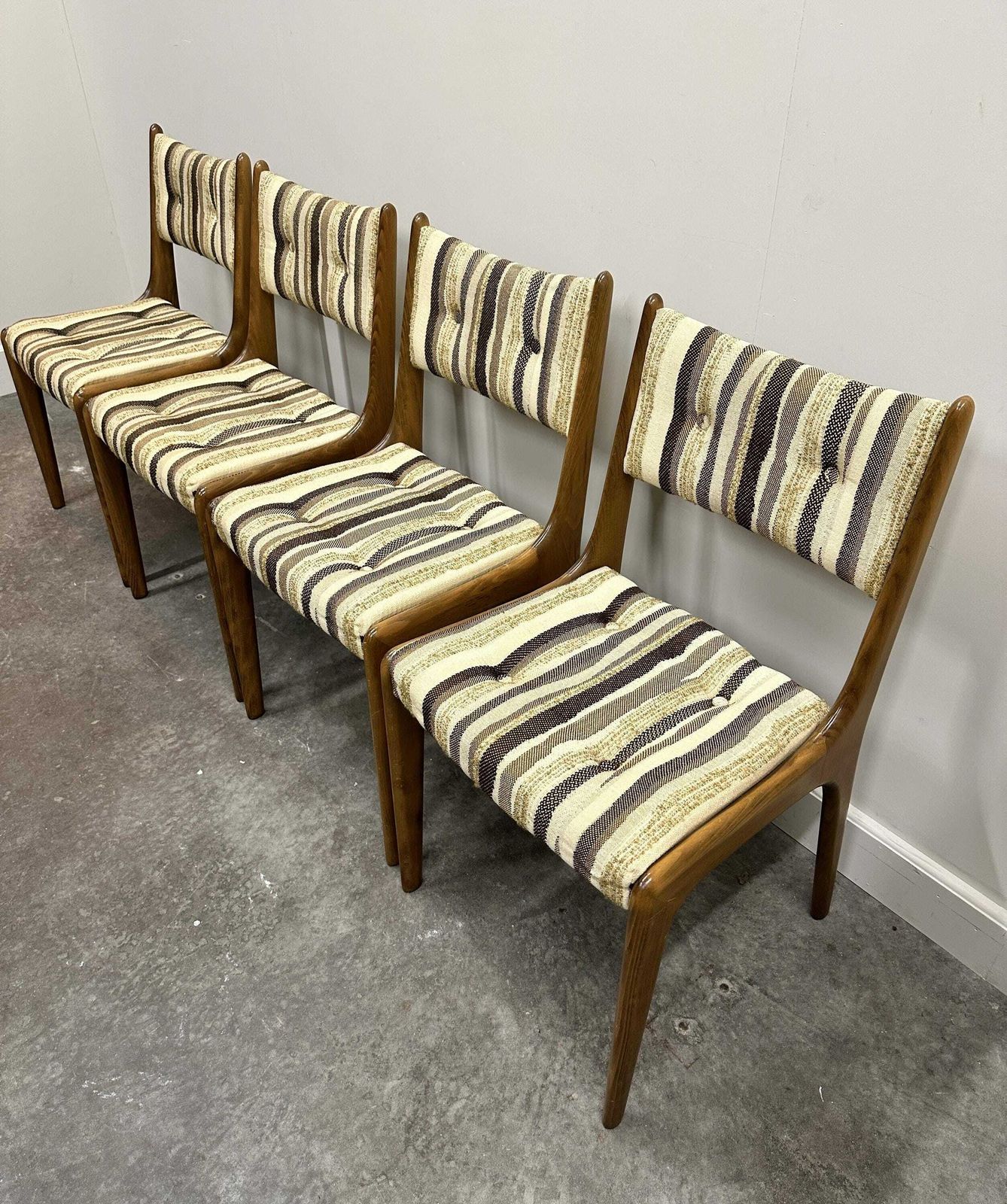 Set Van 4 Teakhouten Deense Eetkamerstoelen Met Bijbehorende Bekleding, Jaren 1970 photo Meubels