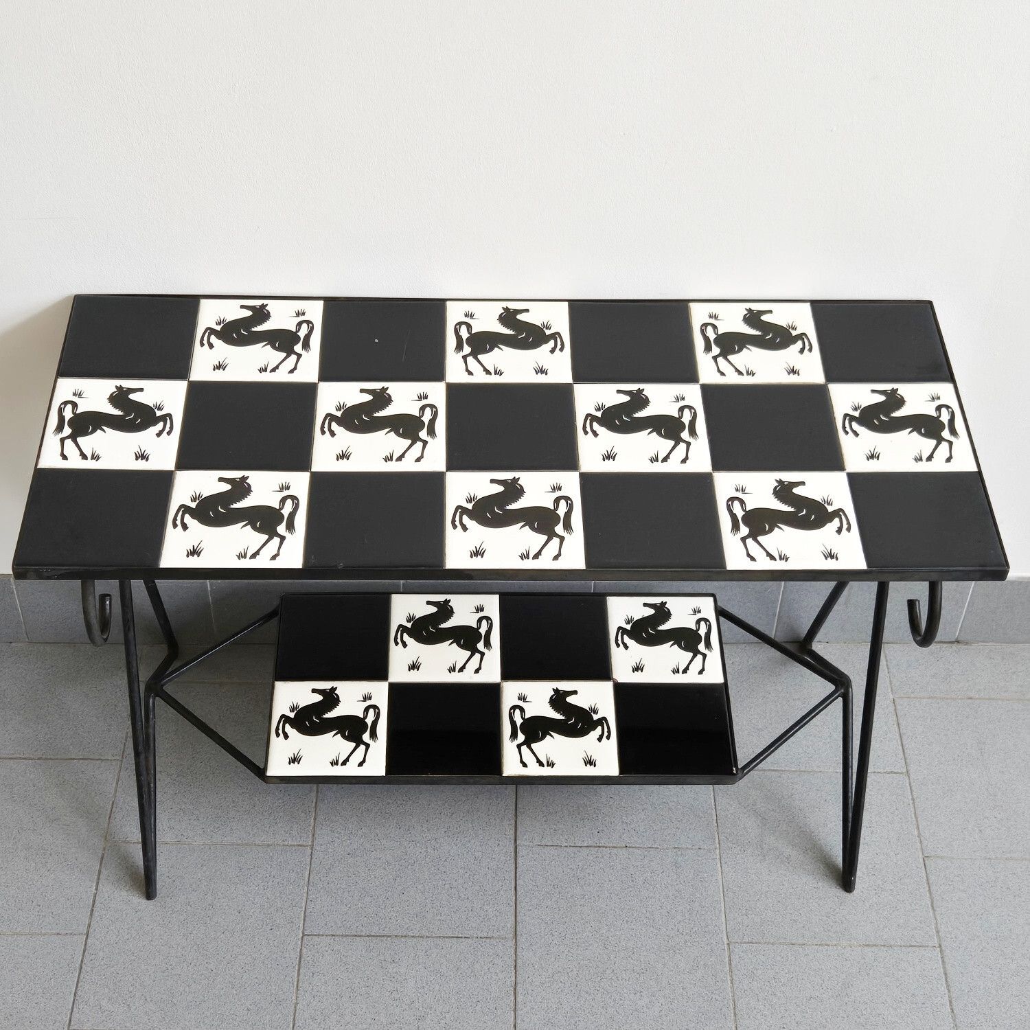 Vintage salontafel ca. jaren 1950 met keramisch paardenpatroon – Rockabilly stijl photo furniture