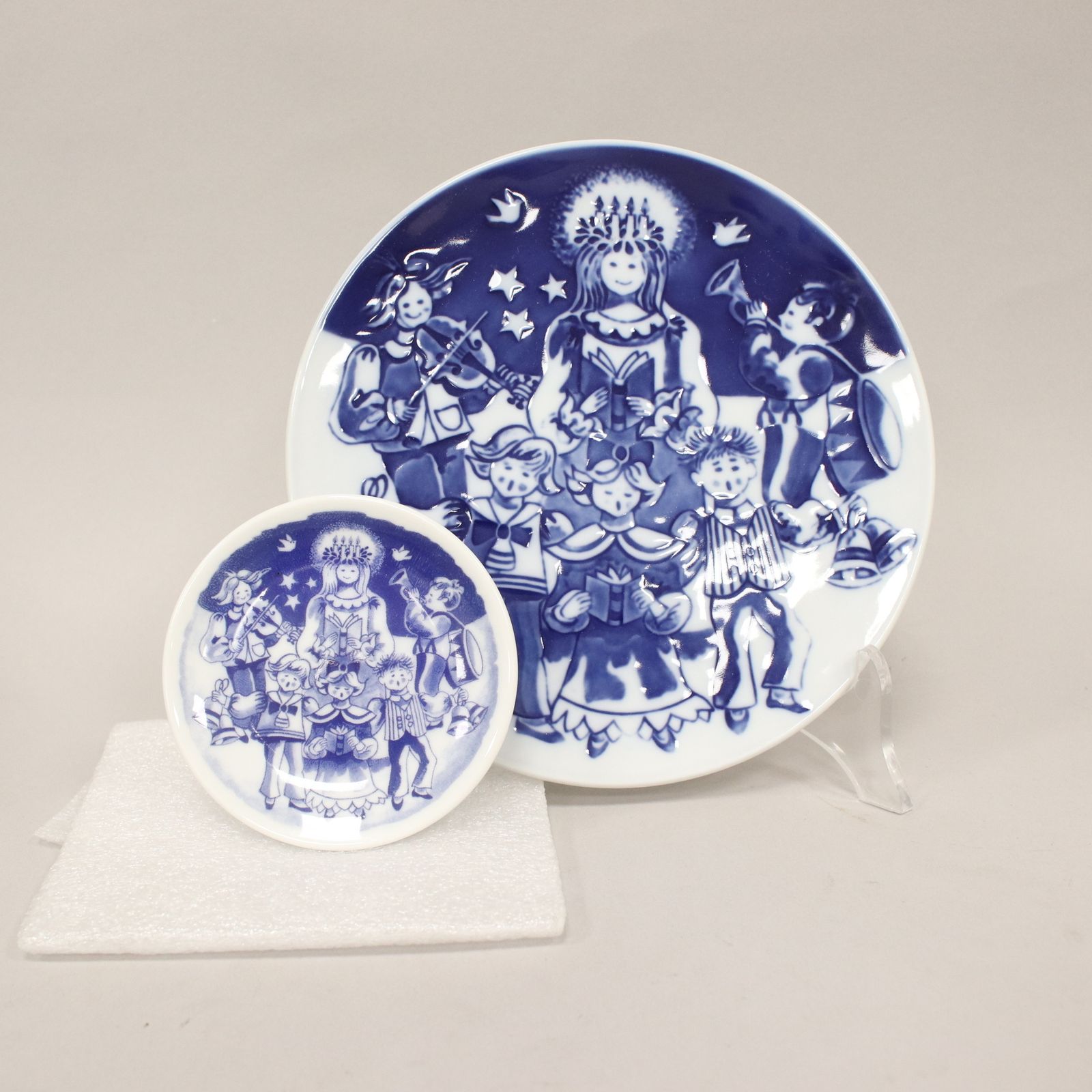 Royal Copenhagen Plate Blue Porcelain Children's Christmas 2002 photo for sale