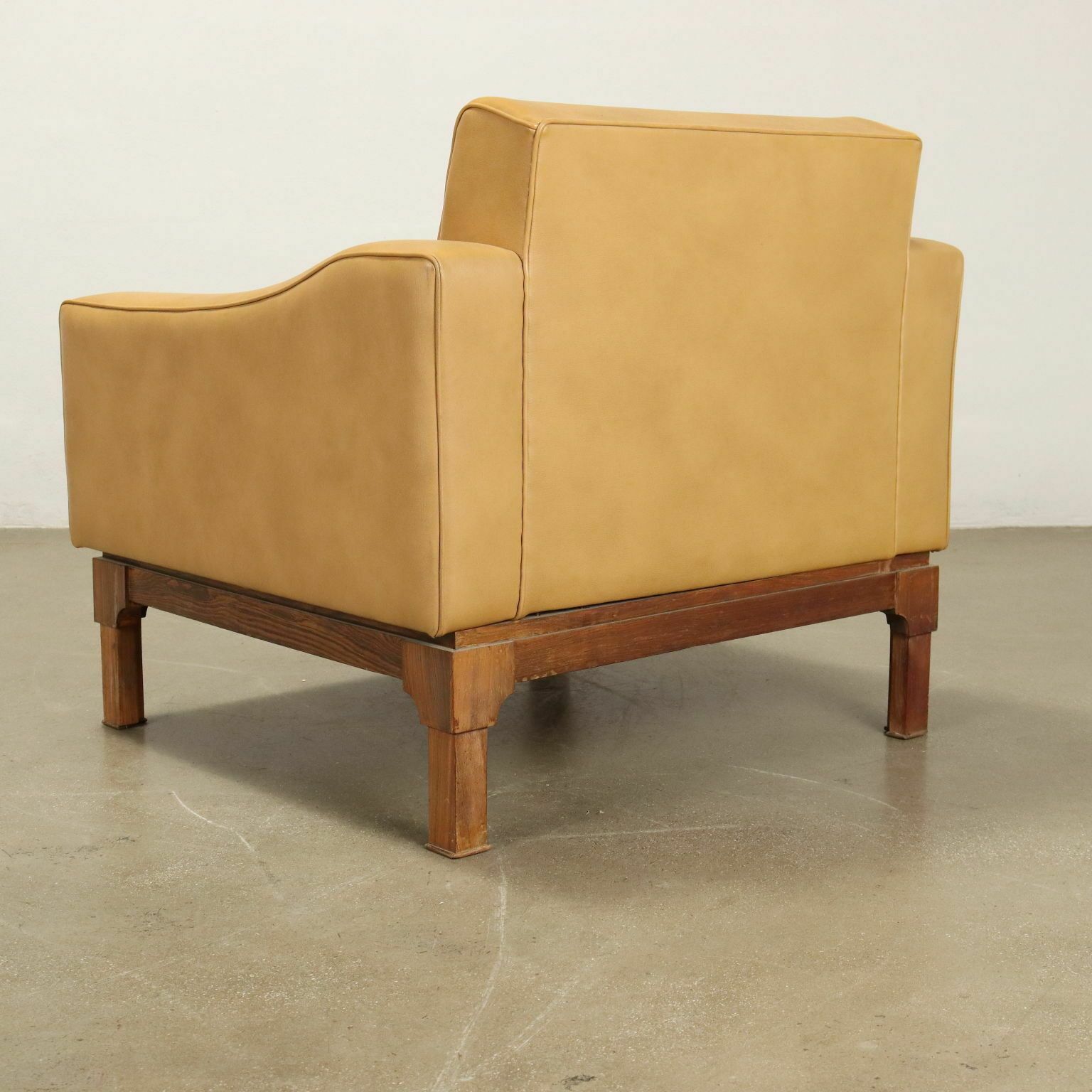 photo for sale Fauteuil vintage en similicuir et bois massif, Italie, années 1960