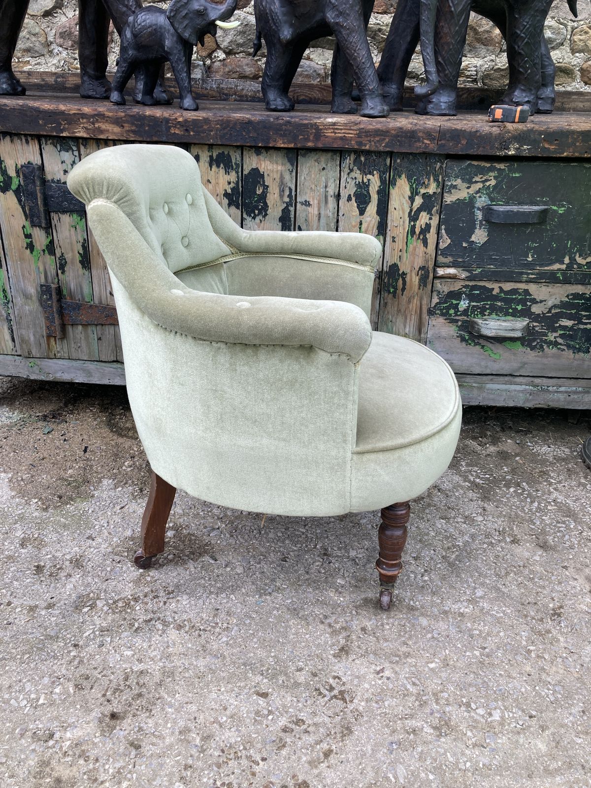 125.0 Victorian Green Velvet, Circular Chair With Walnut Legs On 4 Castors photo