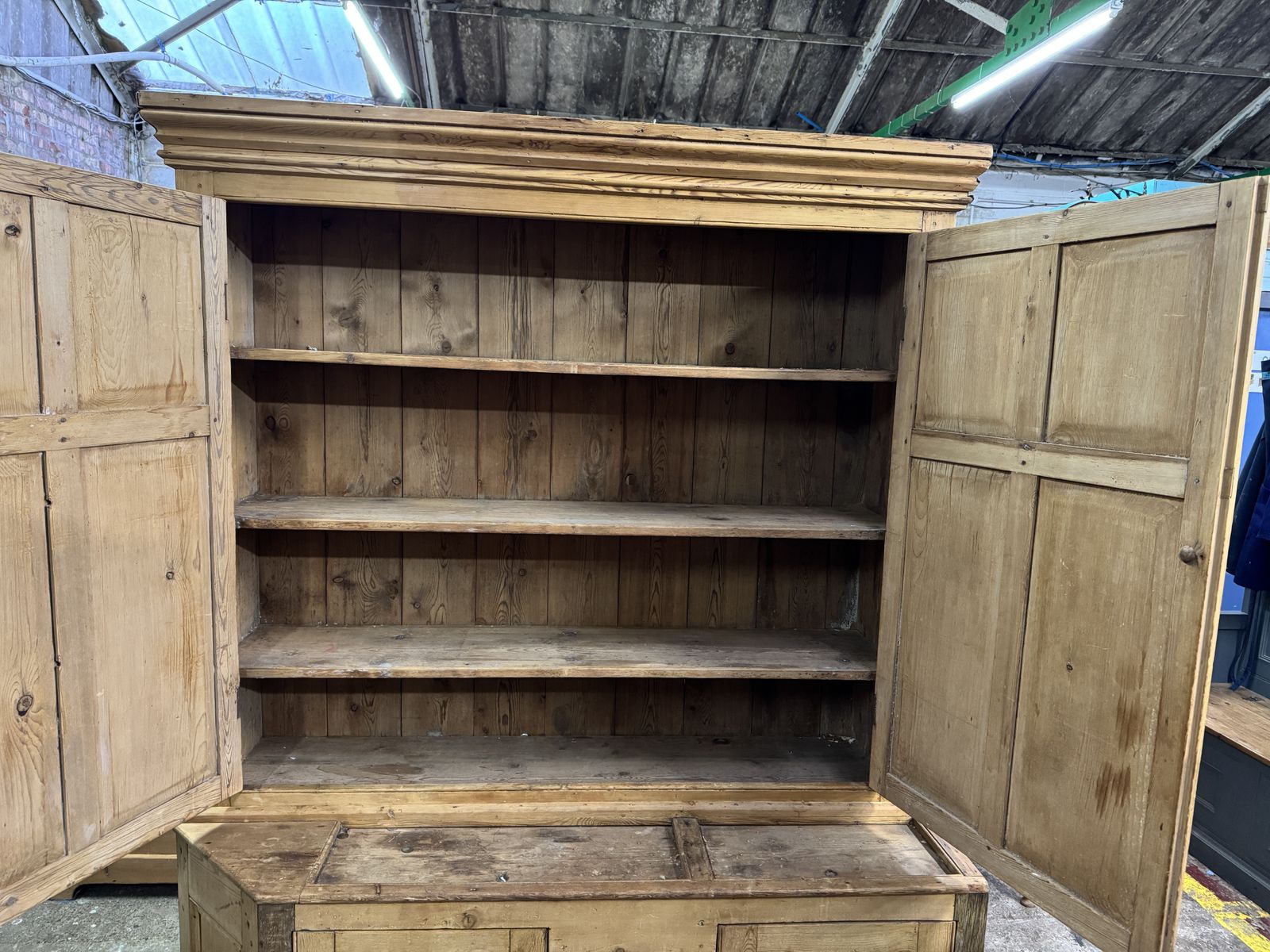 A Stunning Old English Dresser/Storage Unit. photo vinterior