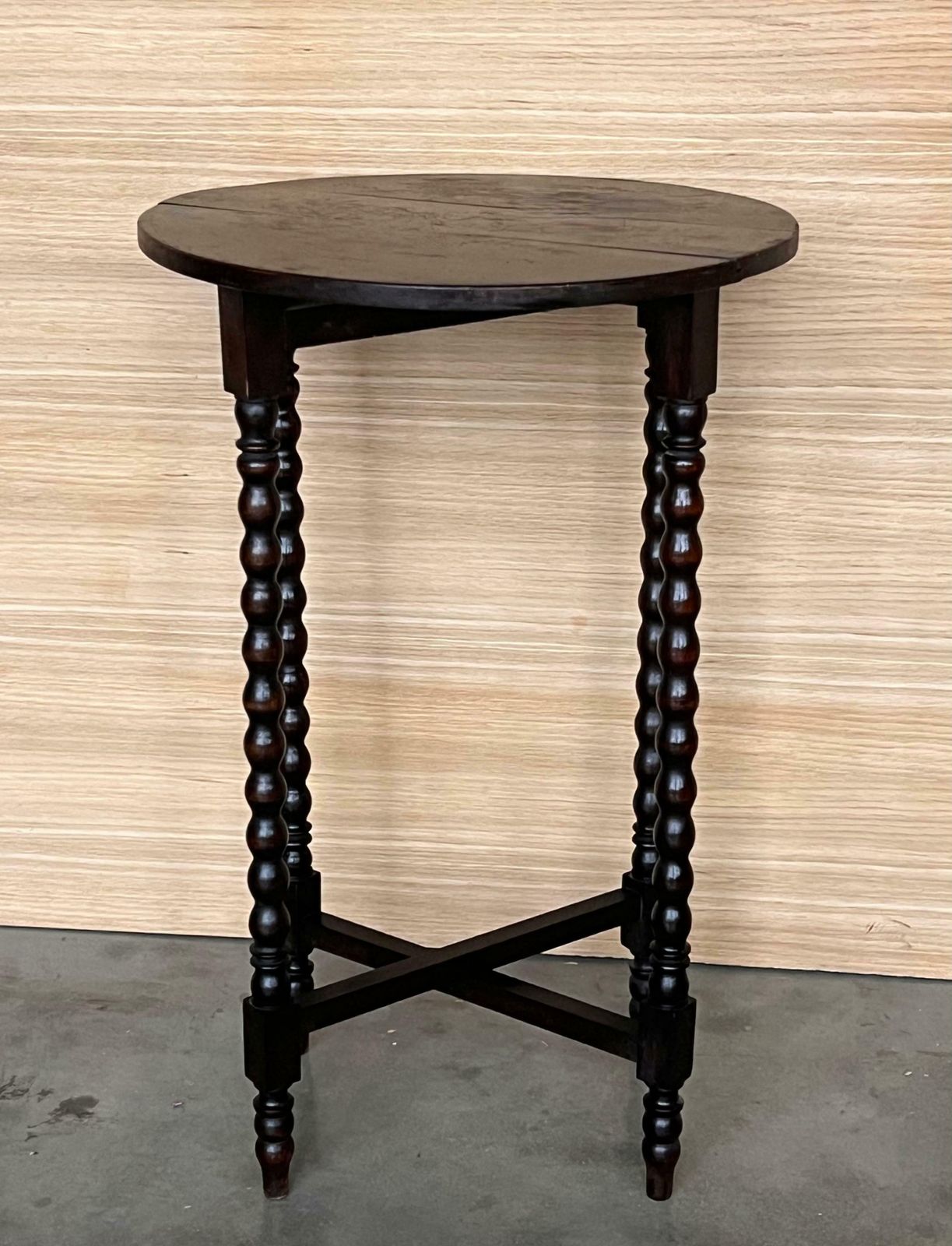Table centrale ronde pliante en chêne, plateau sculpté et pieds salomoniques, années 1940 photo furniture