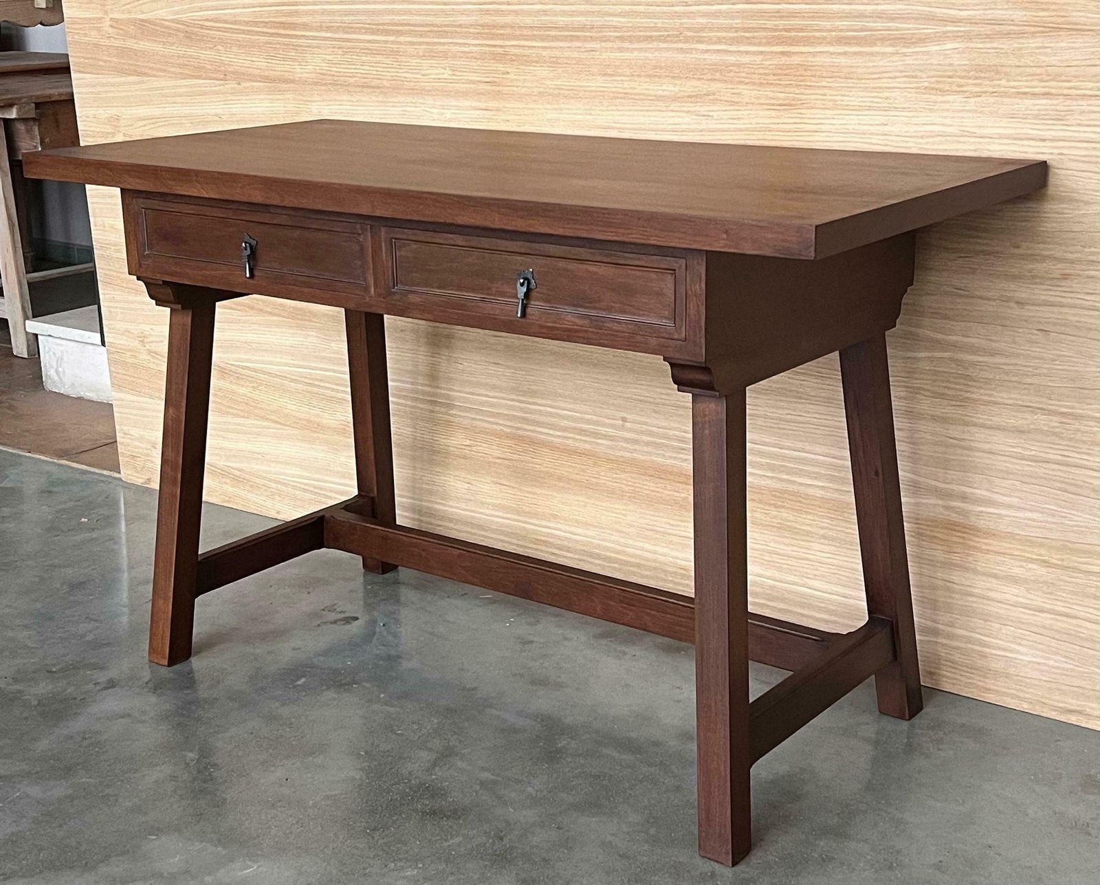 Bureau de campagne espagnol en noyer, deux tiroirs, début du XXe siècle photo Mobilier