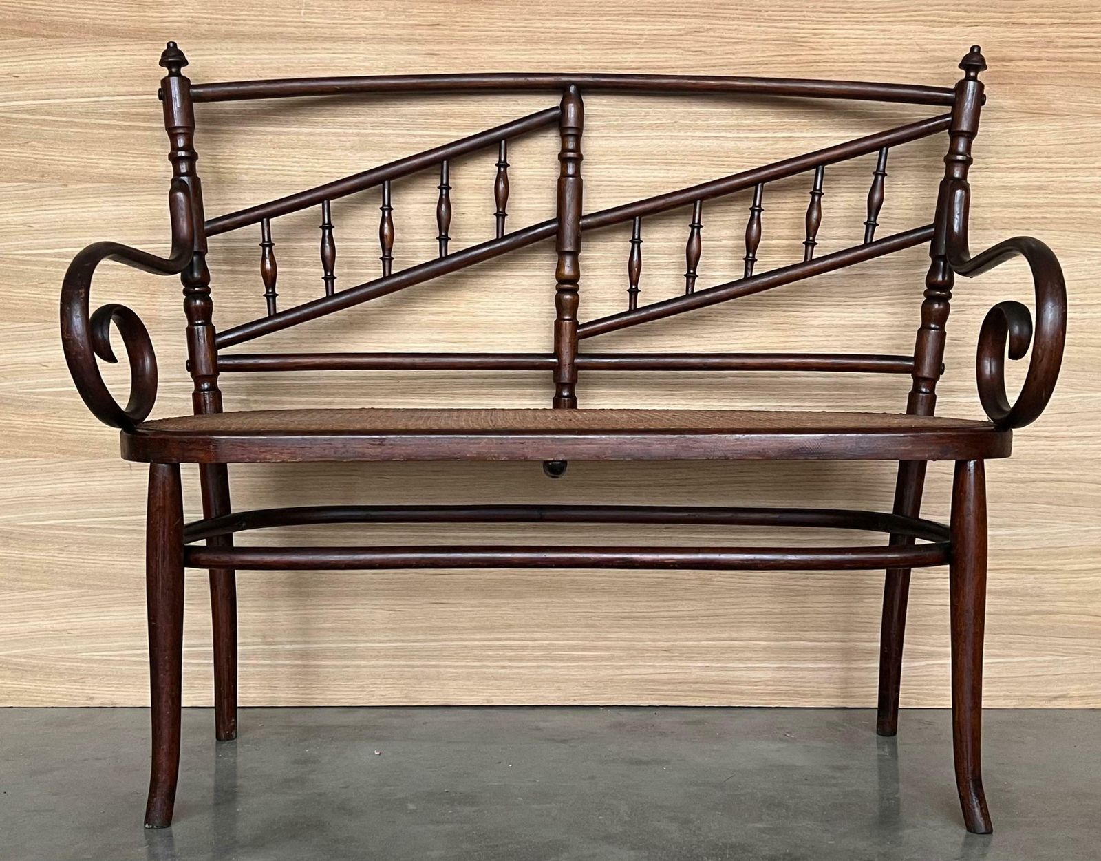 Canapé en bois courbé de style Thonet, siège canné, vers 1925 photo for sale