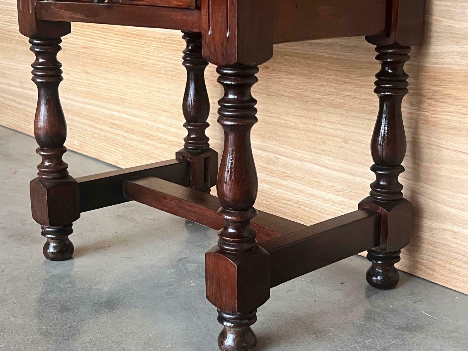 photo furniture Tables de chevet espagnoles du XXe siècle, deux tiroirs et ferrures en fer