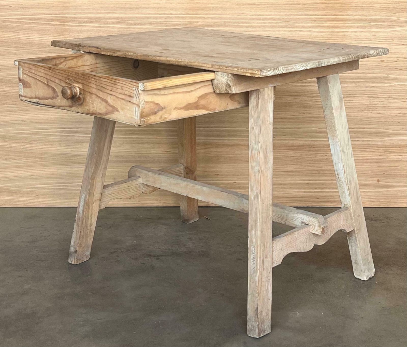 Table d'appoint baroque espagnole décolorée avec tiroir photo buy