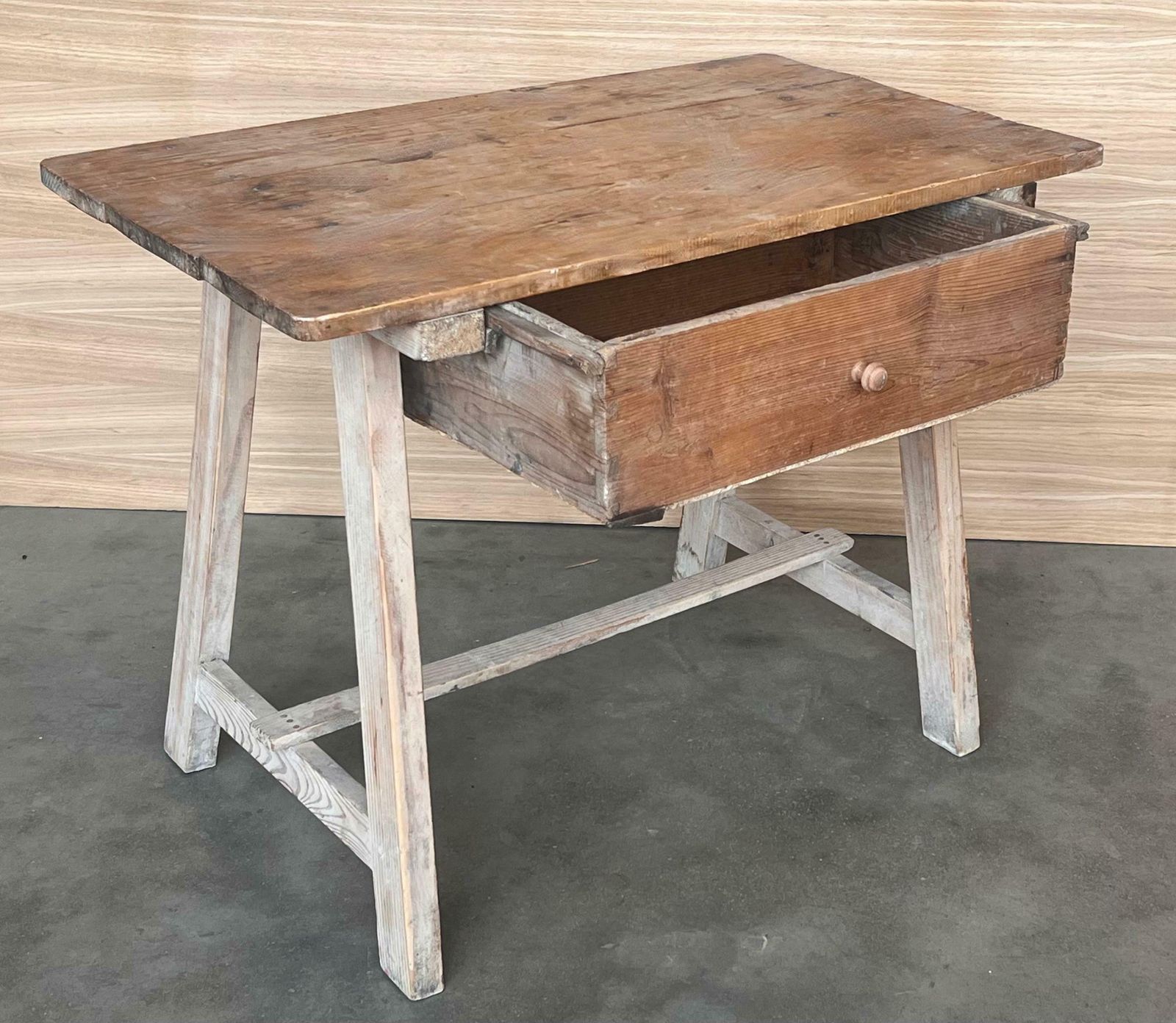 Table d'appoint baroque espagnole décolorée avec tiroir photo vintage