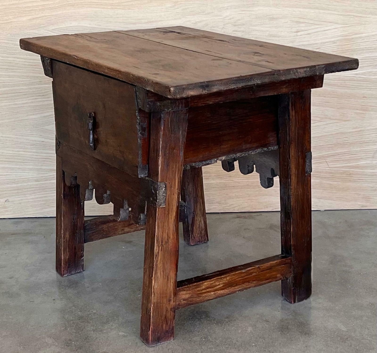 Table d'appoint baroque espagnole, entretoise en bois et grand tiroir photo vinterior