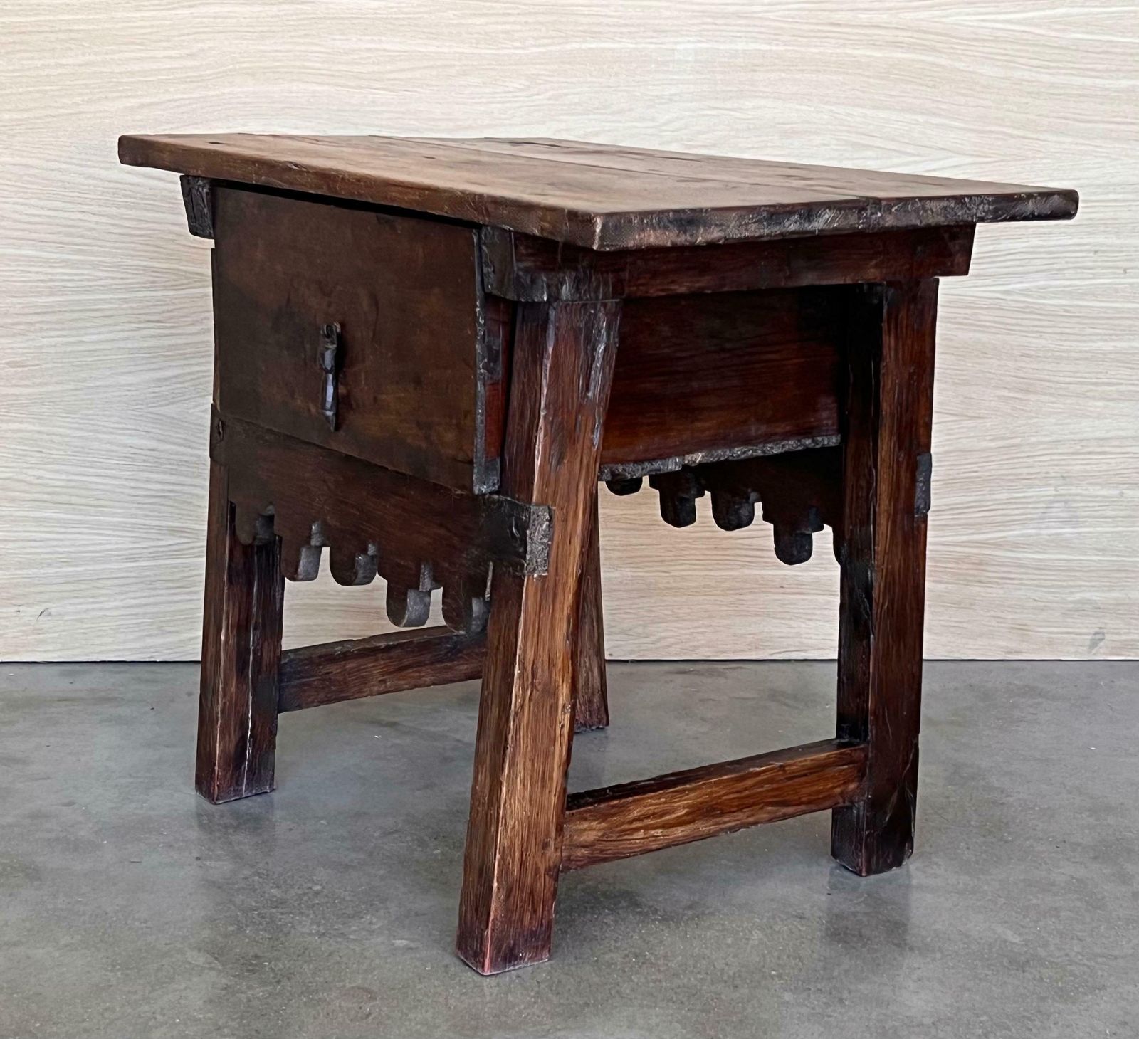 Table d'appoint baroque espagnole, entretoise en bois et grand tiroir photo buy