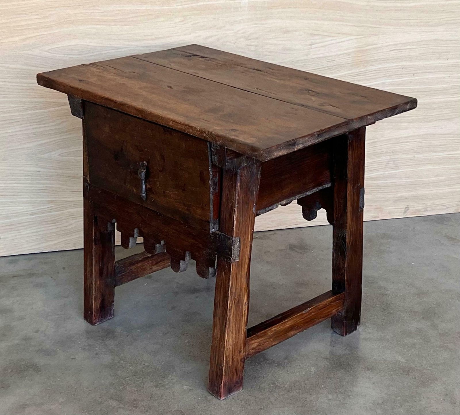 Table d'appoint baroque espagnole, entretoise en bois et grand tiroir photo vintage