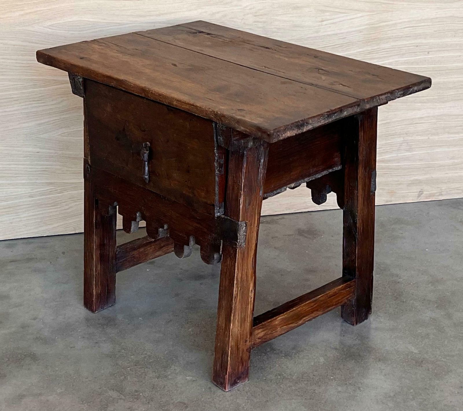 photo furniture Table d'appoint baroque espagnole, entretoise en bois et grand tiroir