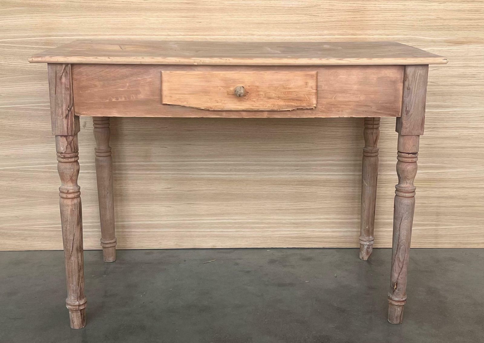 Table d'appoint baroque espagnole décolorée avec tiroir