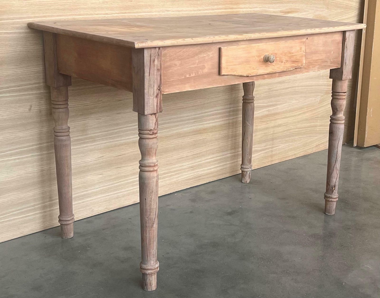 Table d'appoint baroque espagnole décolorée avec tiroir photo for sale