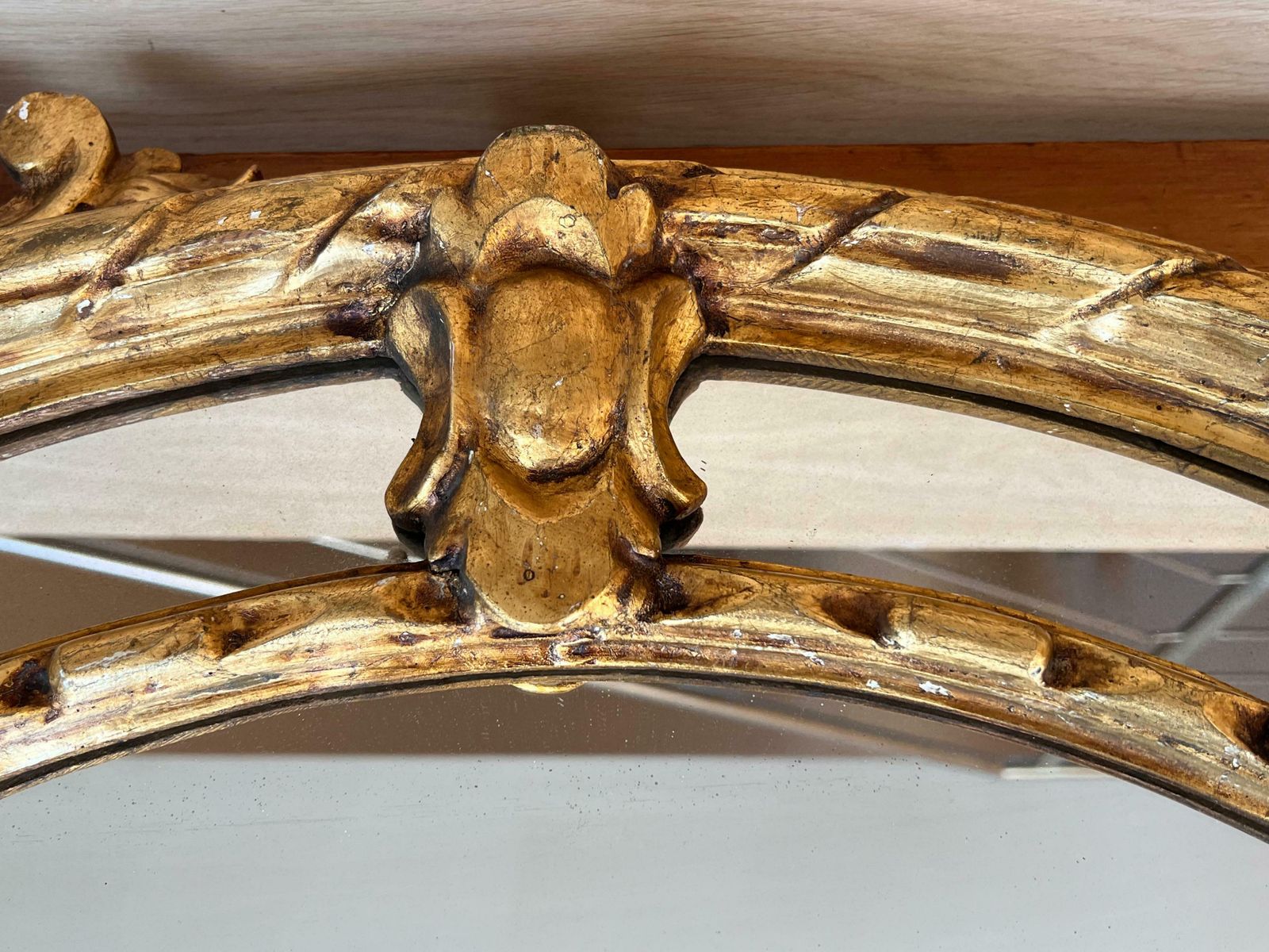 Miroir ovale d'époque Empire en bois doré, XIXe siècle photo vinterior
