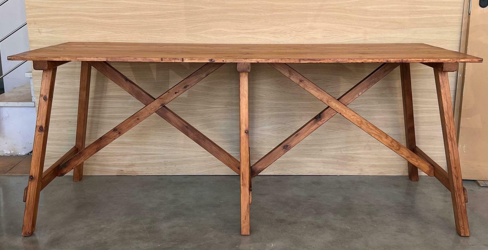 Ensemble de deux tables à manger rustiques espagnoles en pin, avec entretoise photo furniture