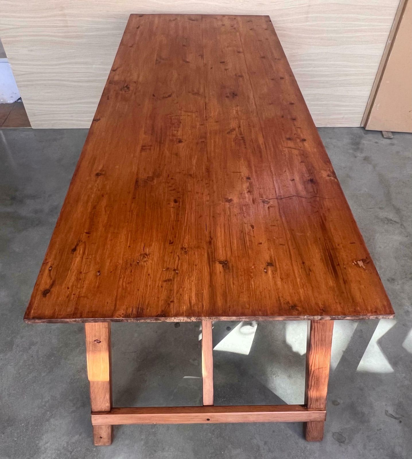Ensemble de deux tables à manger rustiques espagnoles en pin, avec entretoise photo vintage