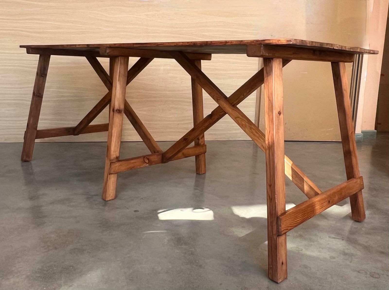 photo furniture Ensemble de deux tables à manger rustiques espagnoles en pin, avec entretoise