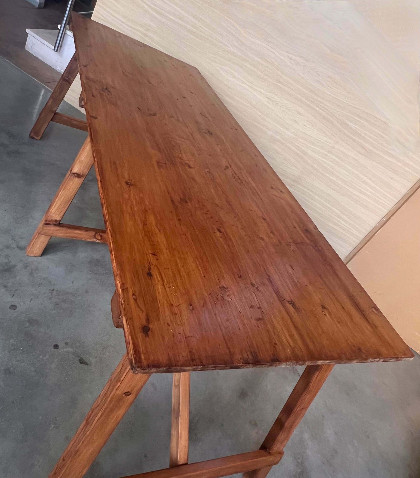 photo vinterior Ensemble de deux tables à manger rustiques espagnoles en pin, avec entretoise