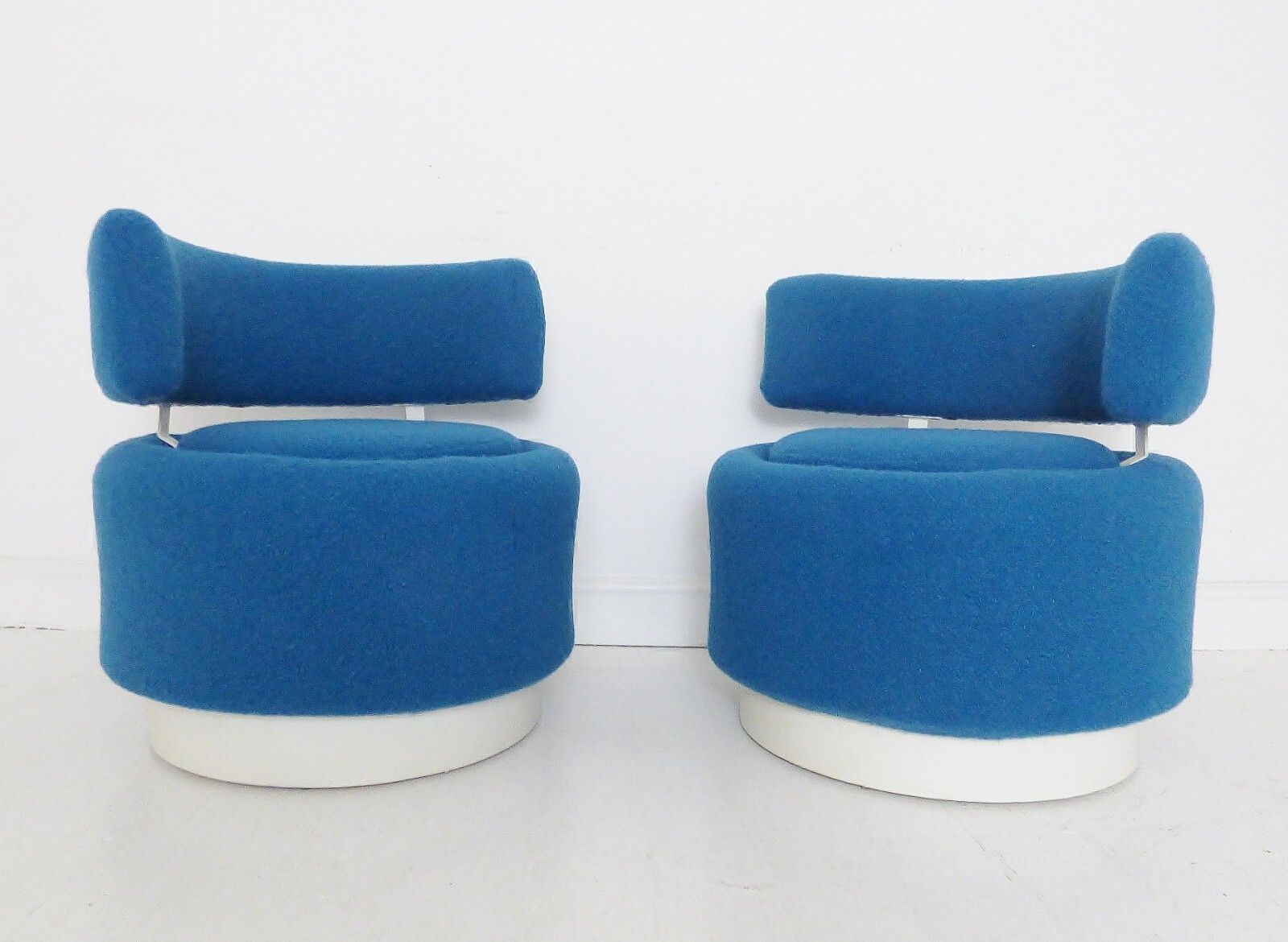 photo furniture Stunning Pair Of Vintage Space Age French Pod Chairs 1970's
