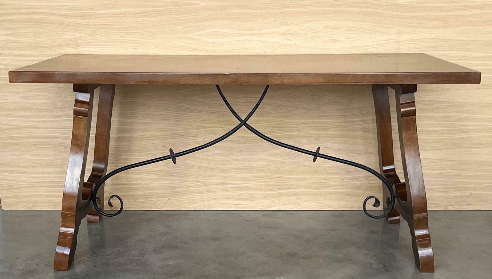 Table à manger ou console en noyer, pieds en lyre et plateau épais, Espagne, XXe siècle photo furniture