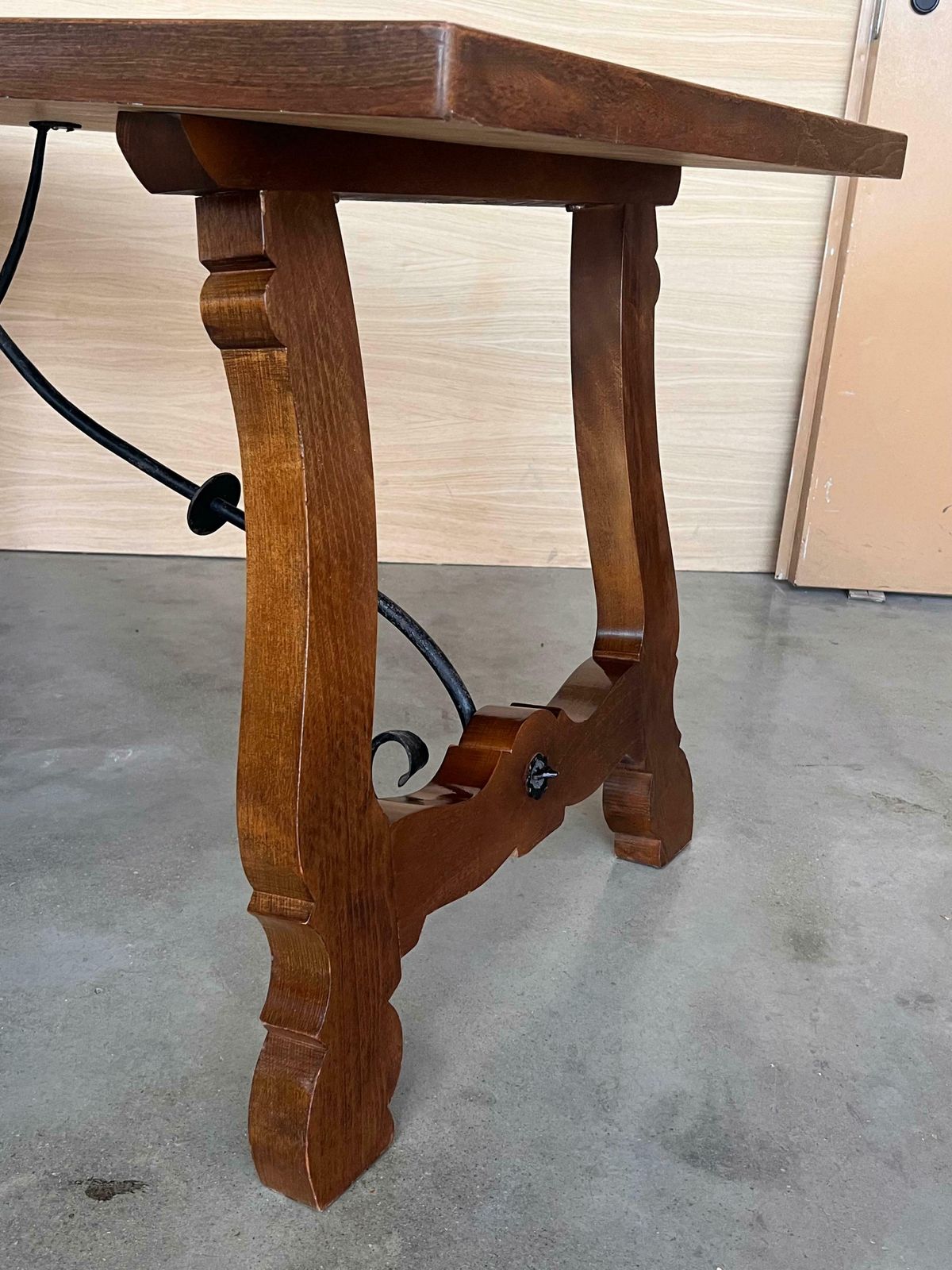 photo for sale Table à manger ou console en noyer, pieds en lyre et plateau épais, Espagne, XXe siècle
