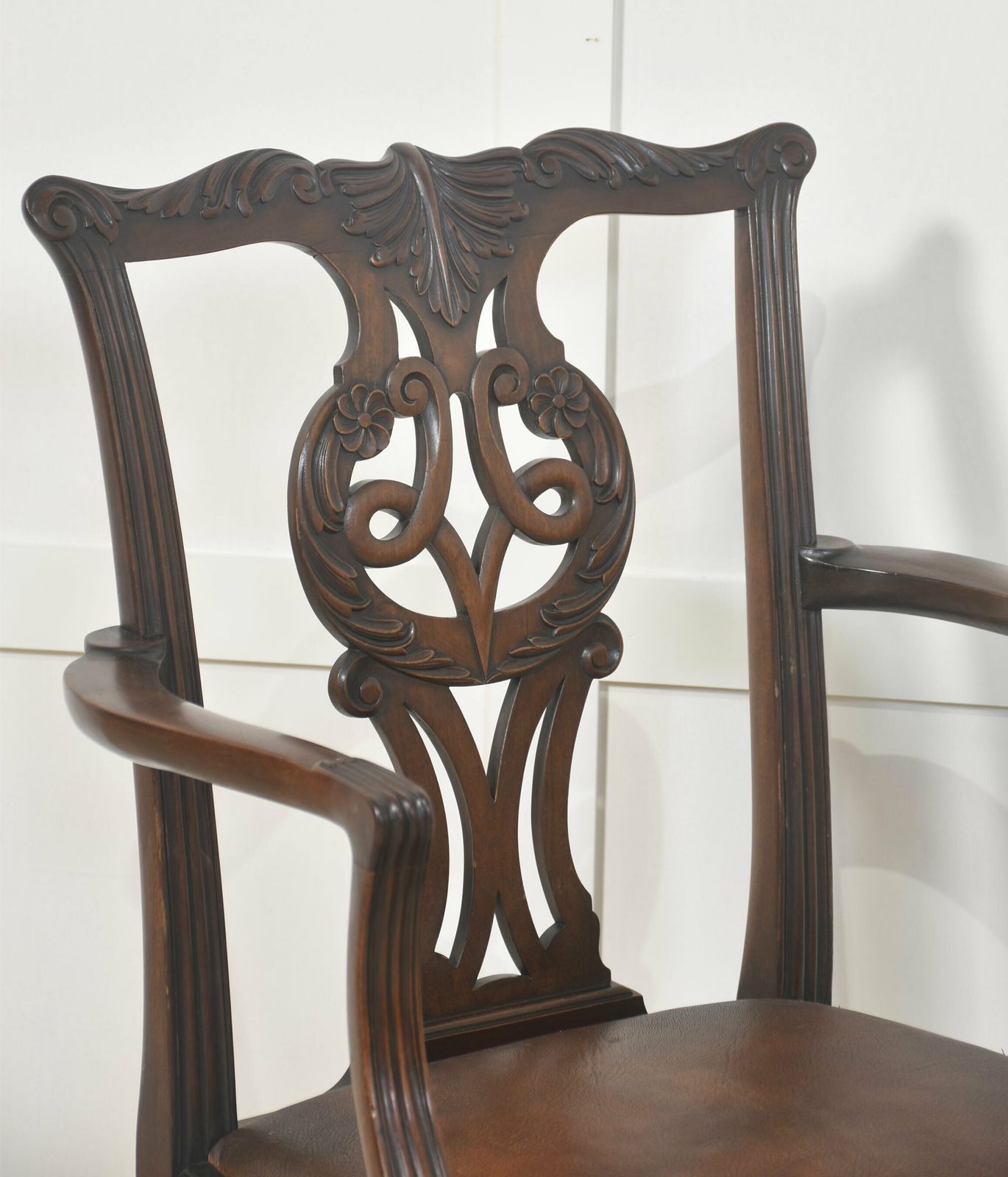 photo vinterior Set Of Eight Mahogany Dining Chairs In Chippendale Style