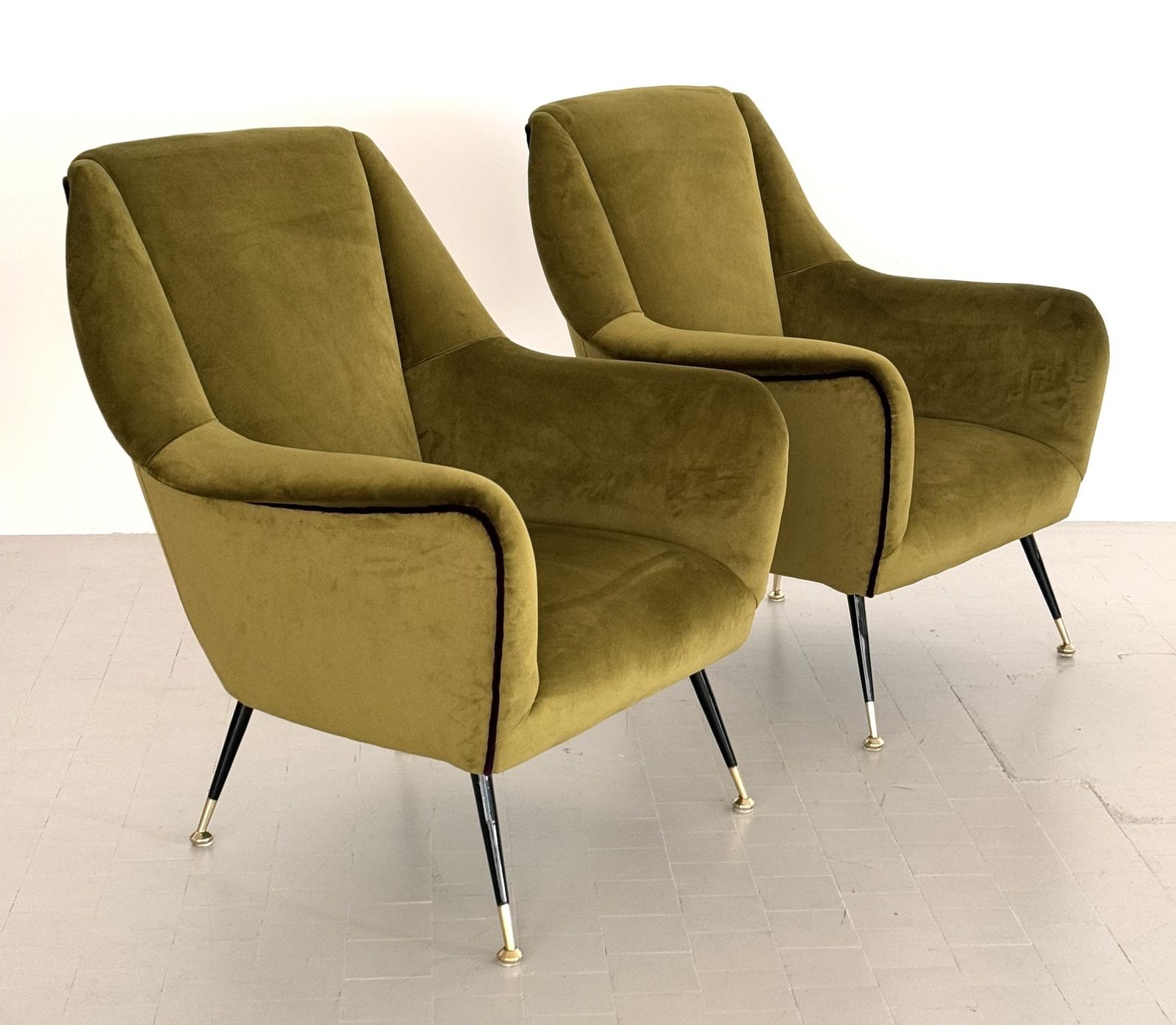 Italian Designer Pair Of Armchairs In Green Moss Velvet With Brass Feet, 1950s
