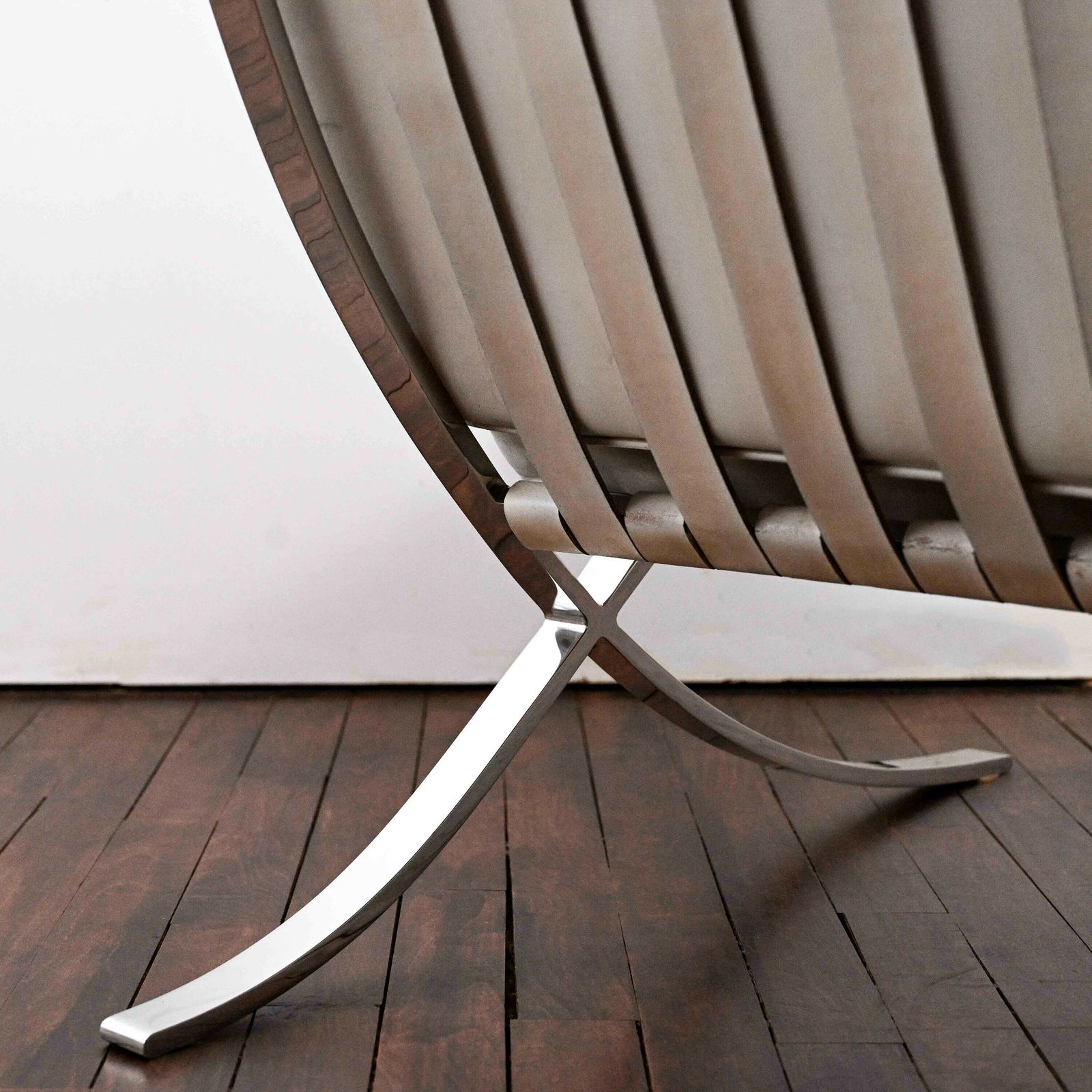 Barcelona Chair In Off White Leather Designed By Ludwig Mies Von Der Rohe photo vinterior