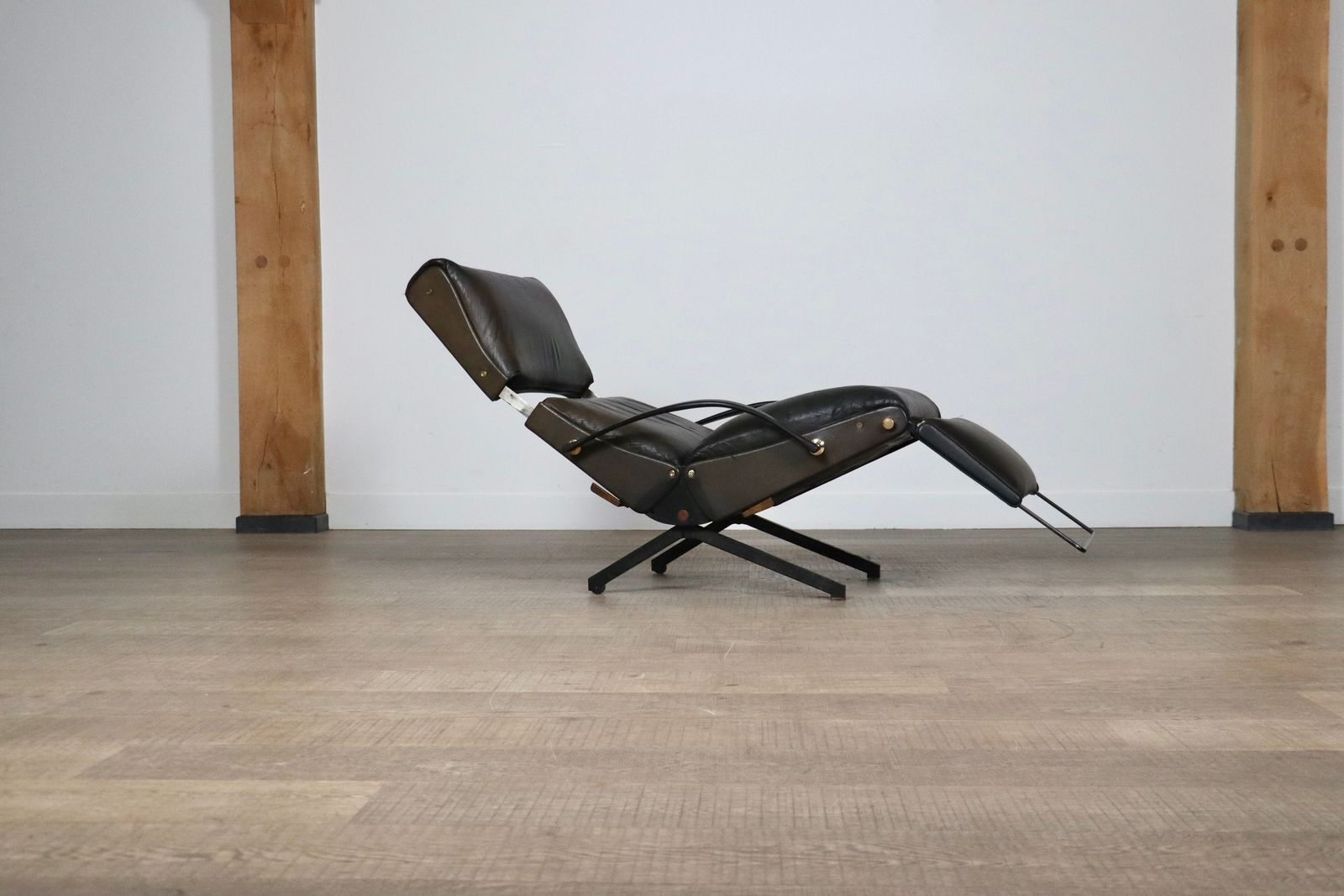 P40 Lounge Chair By Osvaldo Borsani For Tecno In Original Leather, Italy 1960s photo for sale