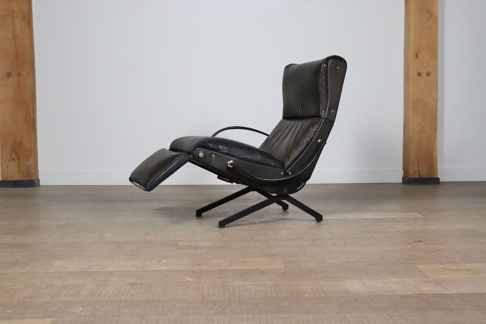 photo furniture P40 Lounge Chair By Osvaldo Borsani For Tecno In Original Leather, Italy 1960s