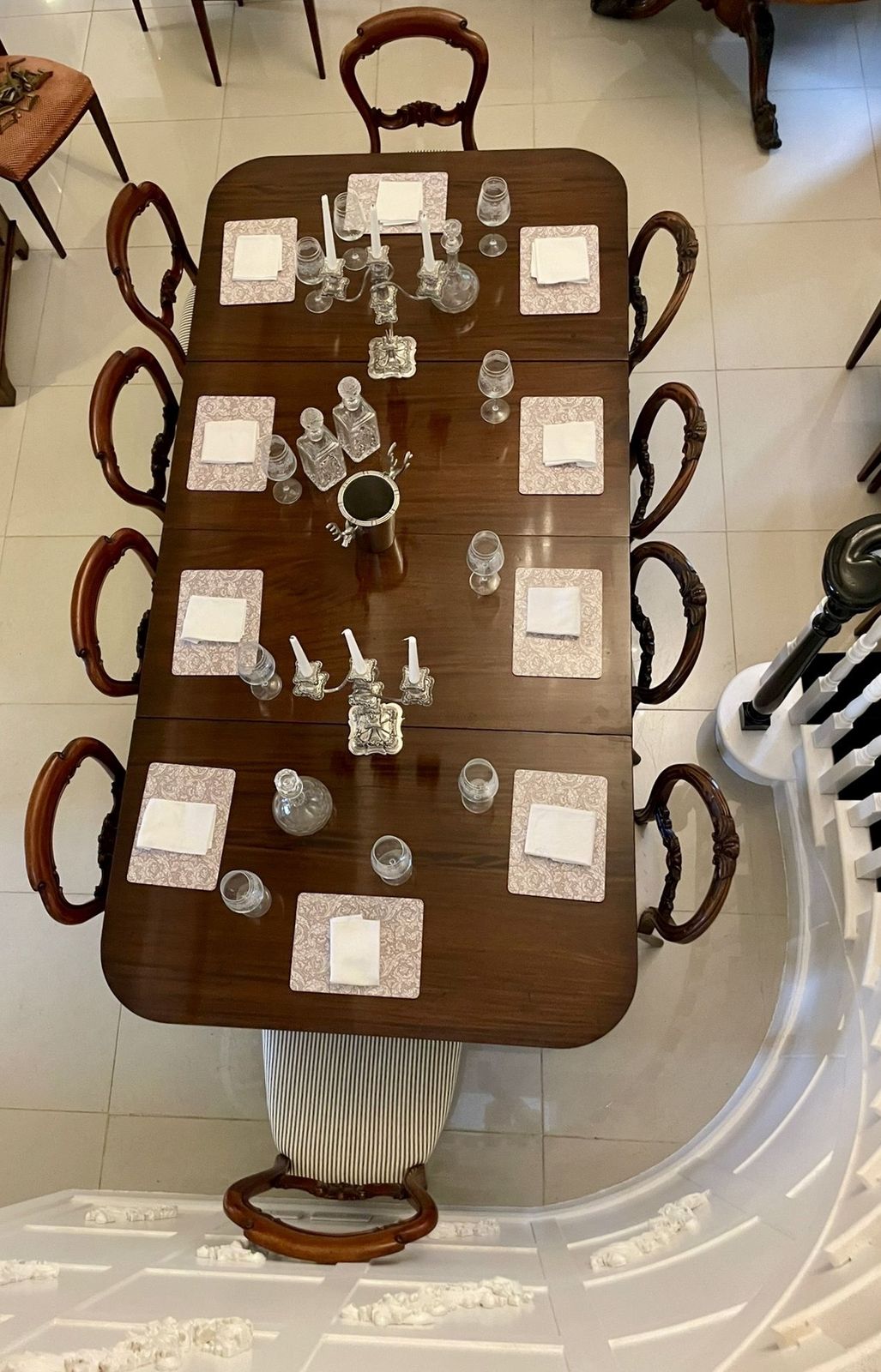 photo vintage Exceptional Quality Antique 19th Century Figured Mahogany Triple Pedestal 10/12 Seater Dining Table