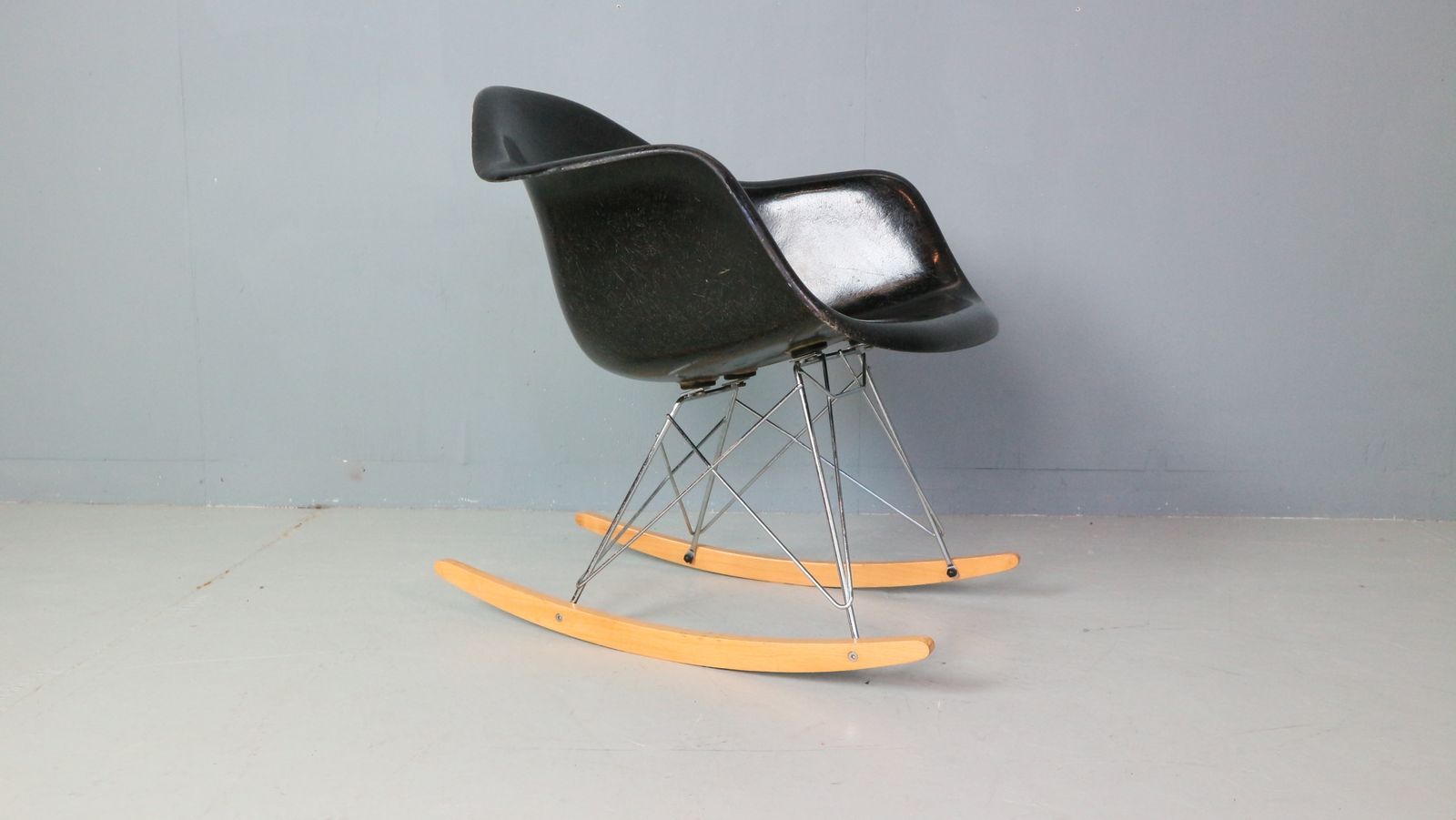 Charles & Ray Eames "Rar" Black Original Rocking Chair, 1977 photo vinterior