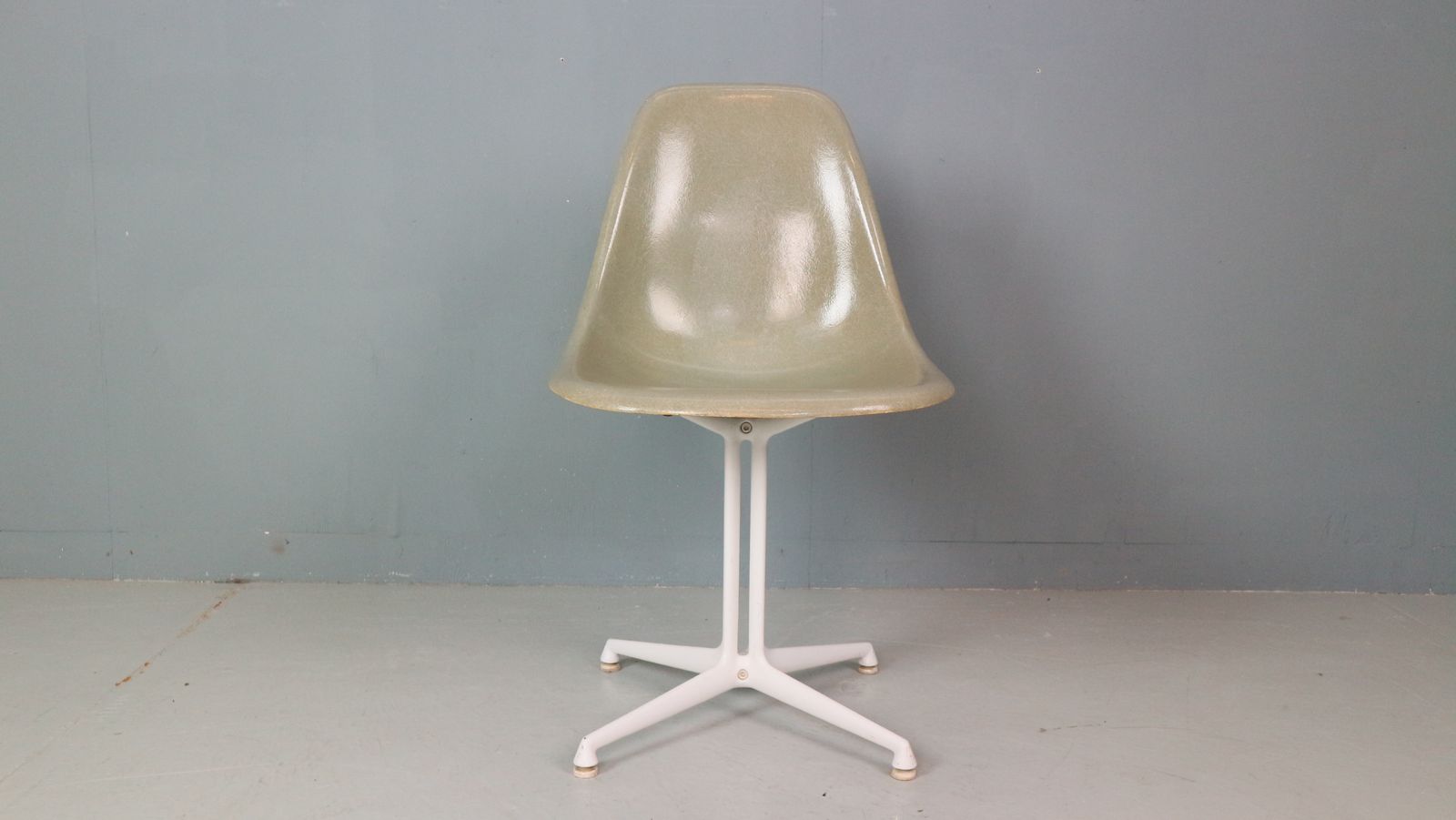 Charles & Ray Eames "La Fonda" Sea Foam Green Fiberglass Chairs Herman Miller photo vinterior