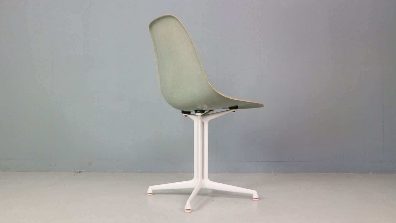 photo furniture Charles & Ray Eames "La Fonda" Sea Foam Green Fiberglass Chairs Herman Miller