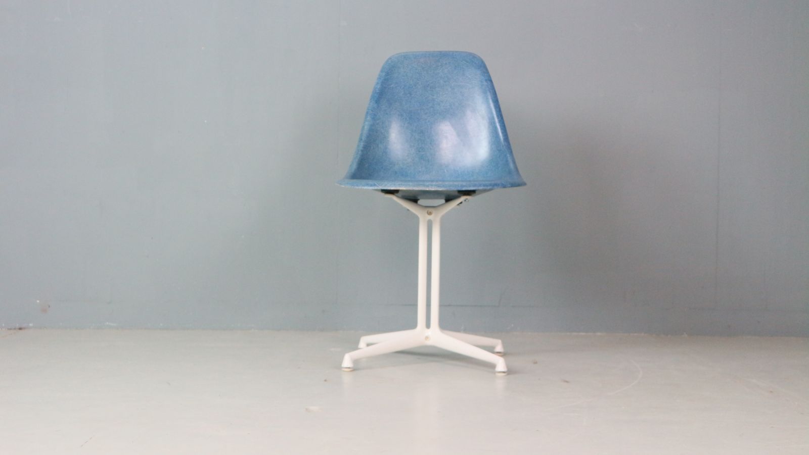 Charles & Ray Eames "La Fonda" Blue Fiberglass Chairs Herman Miller photo vinterior