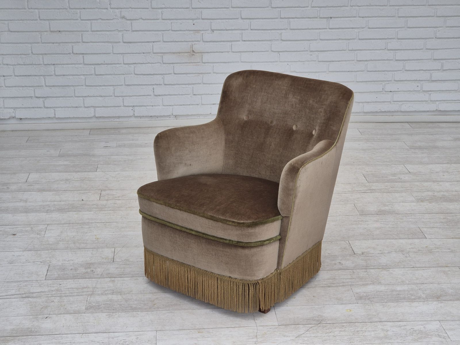 Jaren 1970, Deense Loungestoel, Ongerestaureerde Staat, Meubelvelours, Beukenhouten Poten. photo furniture