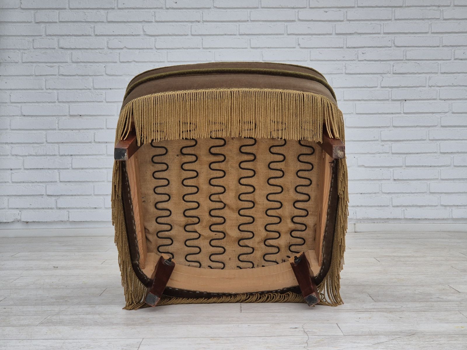 photo furniture Jaren 1970, Deense Loungestoel, Ongerestaureerde Staat, Meubelvelours, Beukenhouten Poten.