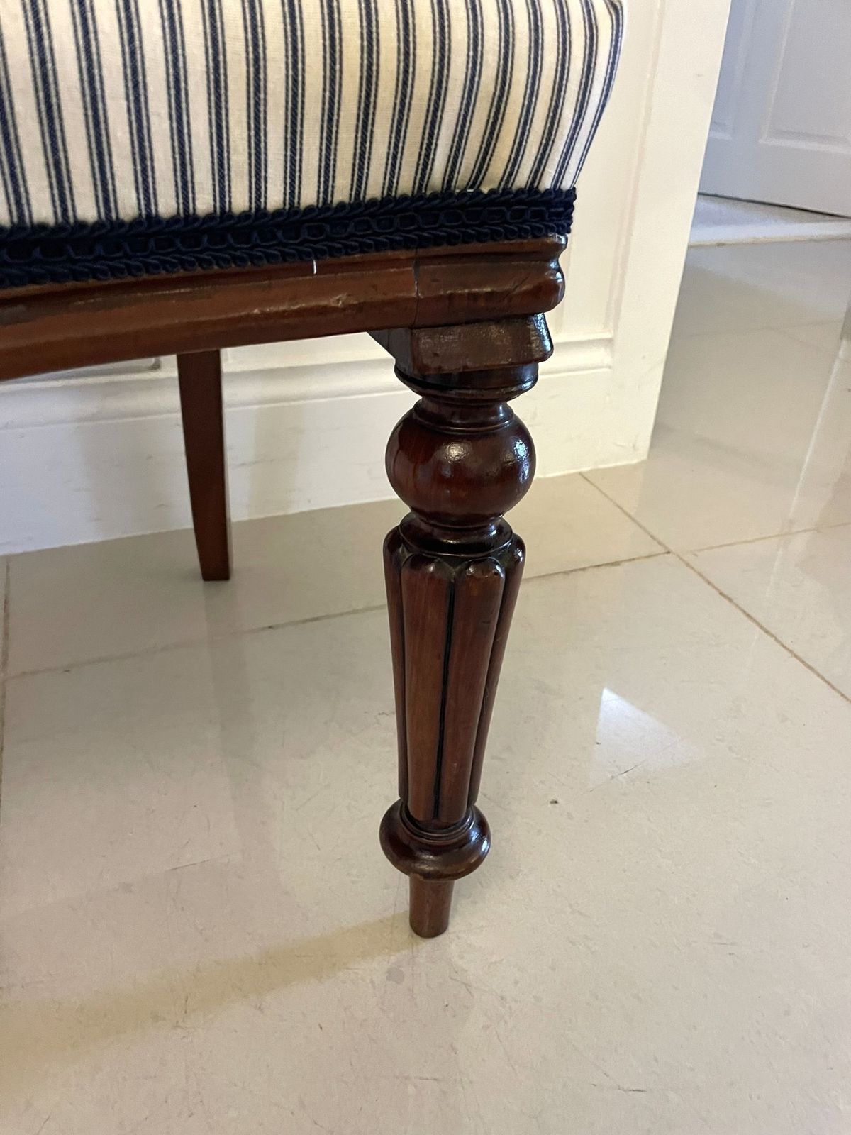 photo vinterior Antique 19th Century Mahogany Carved Set Of 6 Dining Chairs