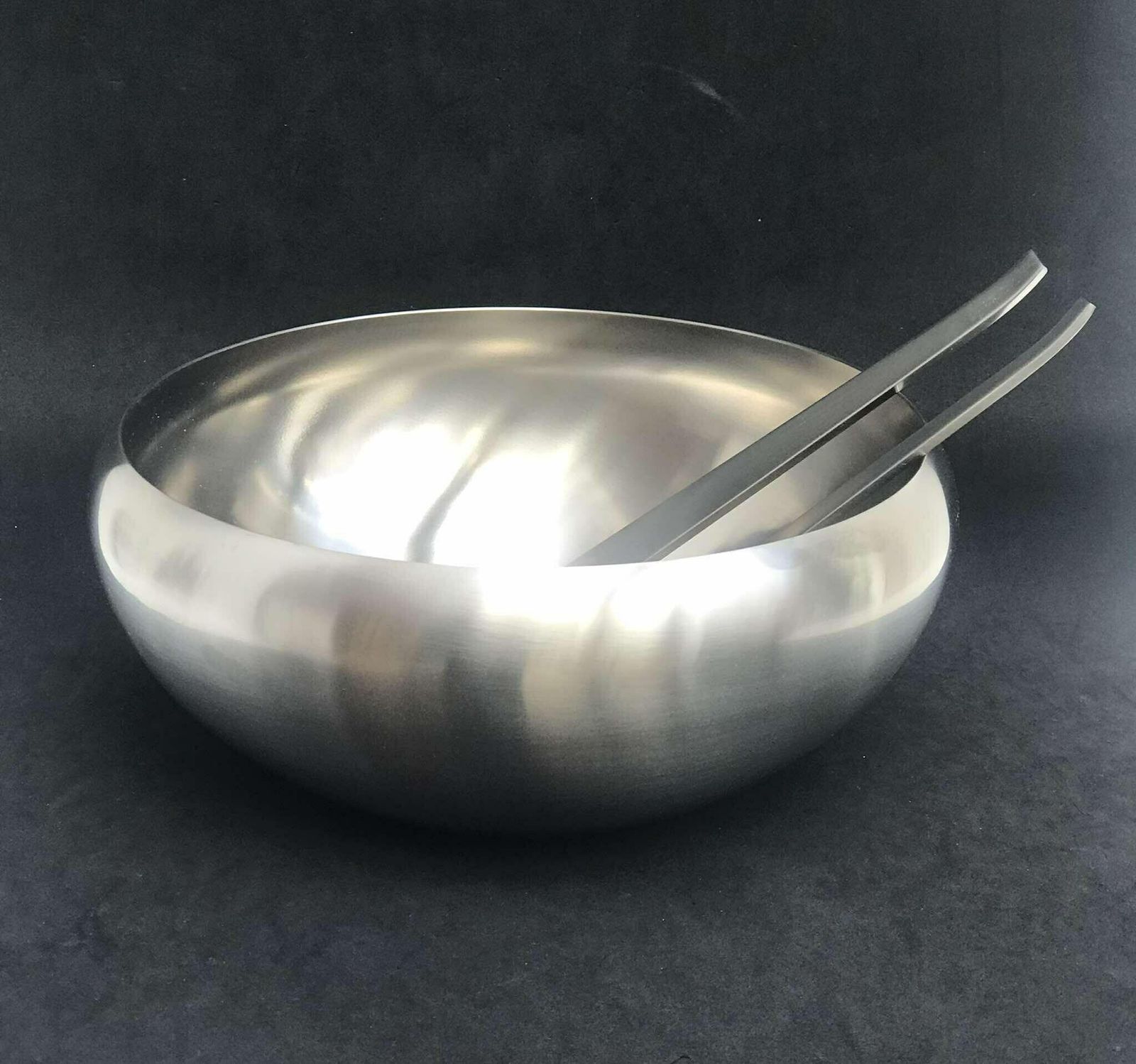 Saladeschaal En Bestekset Voor Salade – Modernistisch Ontwerp Carl Auböck – Morinox Amboss Jaren 1950 – Postmodern – Lunik 2060 – Oostenrijks Design – Luxe Cadeau photo for sale