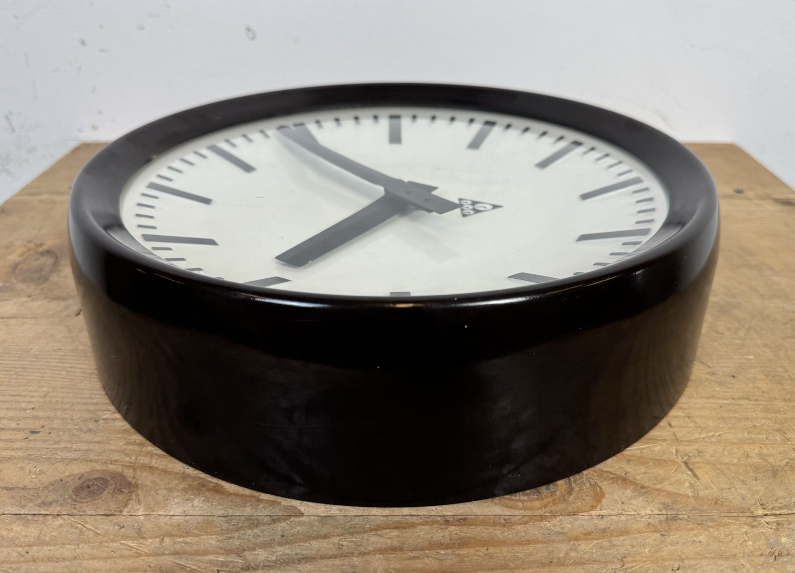 photo vintage Industrial Bakelite Factory Wall Clock From Pragotron, 1960s, 6x