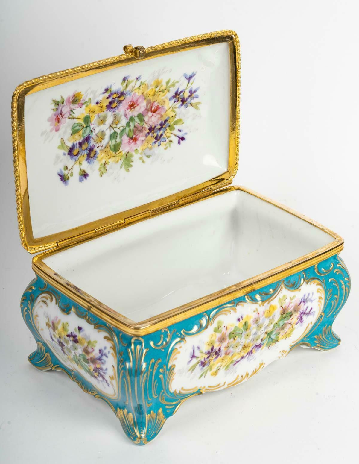 A Sèvres Porcelain Box, Gilt Brass Mounting, 19th Century, Napoleon III Period. photo vinterior