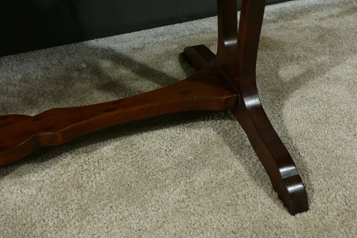 photo vintage Kidney Table In Speckled Mahogany, Stamped “L'escalier De Cristal” – Late 19th Century