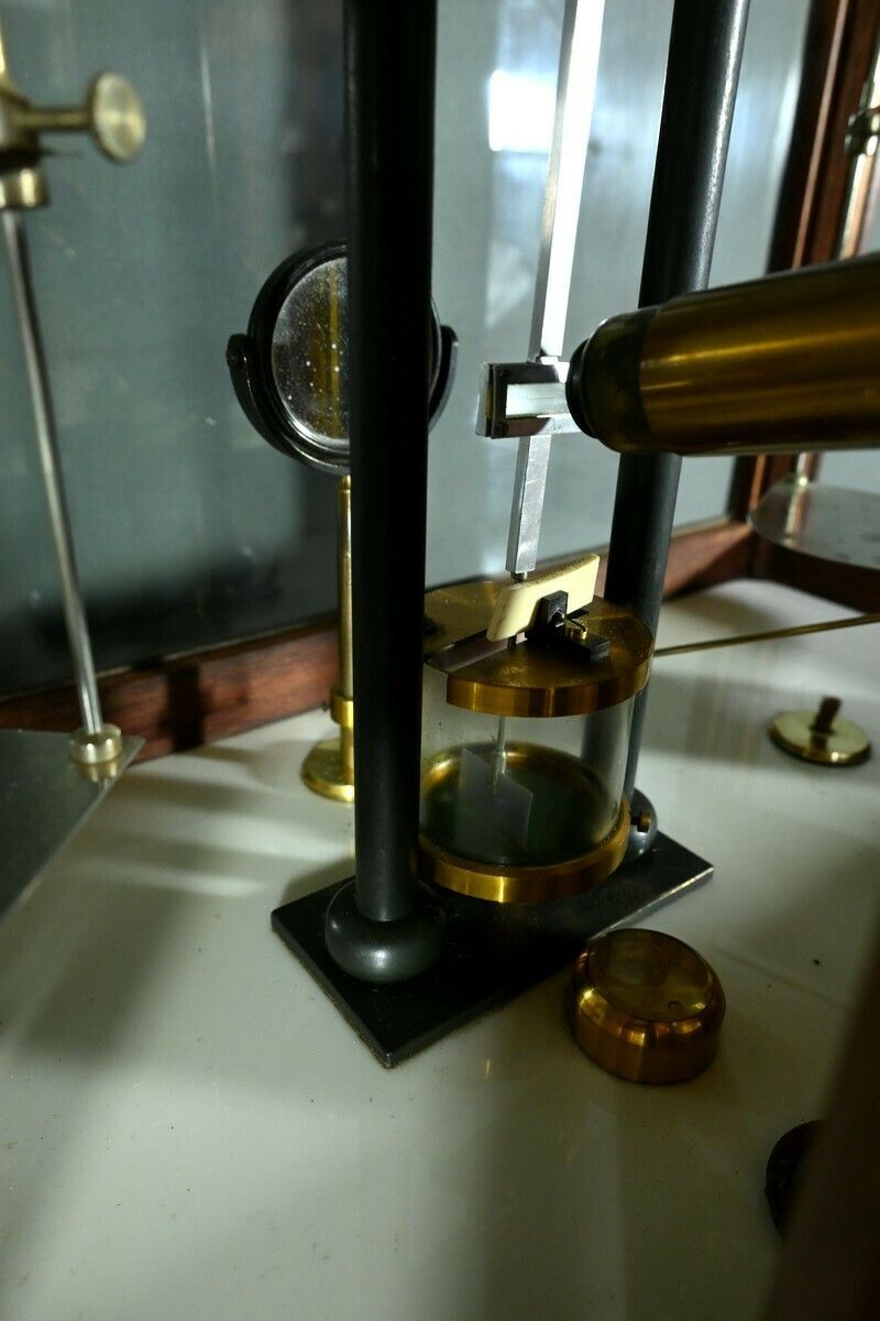 photo vintage Aperiodic Precision Balance In Mahogany, A.Collot & C.Longue – 1900