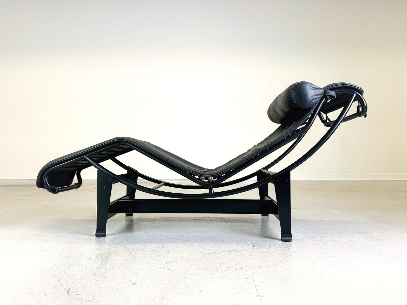 2750.0 Vintage Lc4 Lounger Cassina Le Corbusier Leather With Extra Cowhide photo