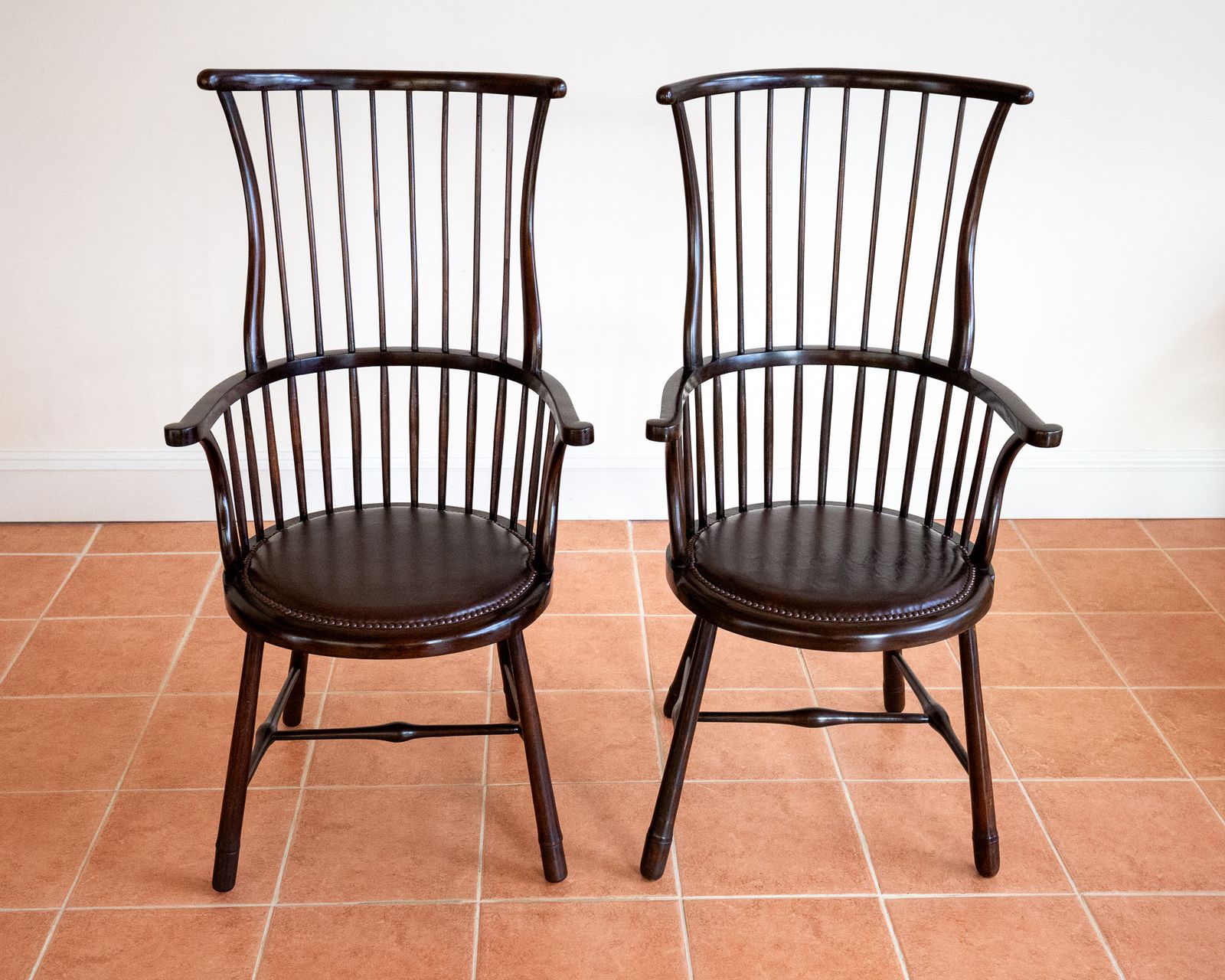 photo vinterior Pair Of Liberty Windsor Chairs Arts And Crafts Shawl Back Fan Back A.Ntique Art Nouveau Aesthetic Movement 1900s Leather Armchairs Country House