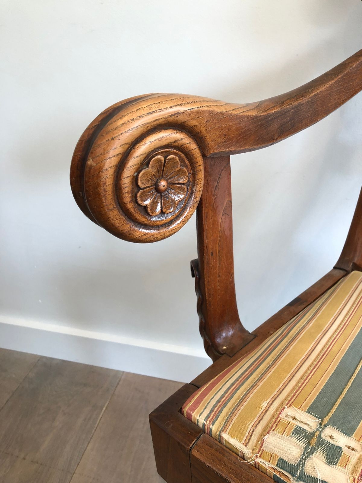 photo vintage English Regency Mahogany Desk Chair With Swan Neck Decor