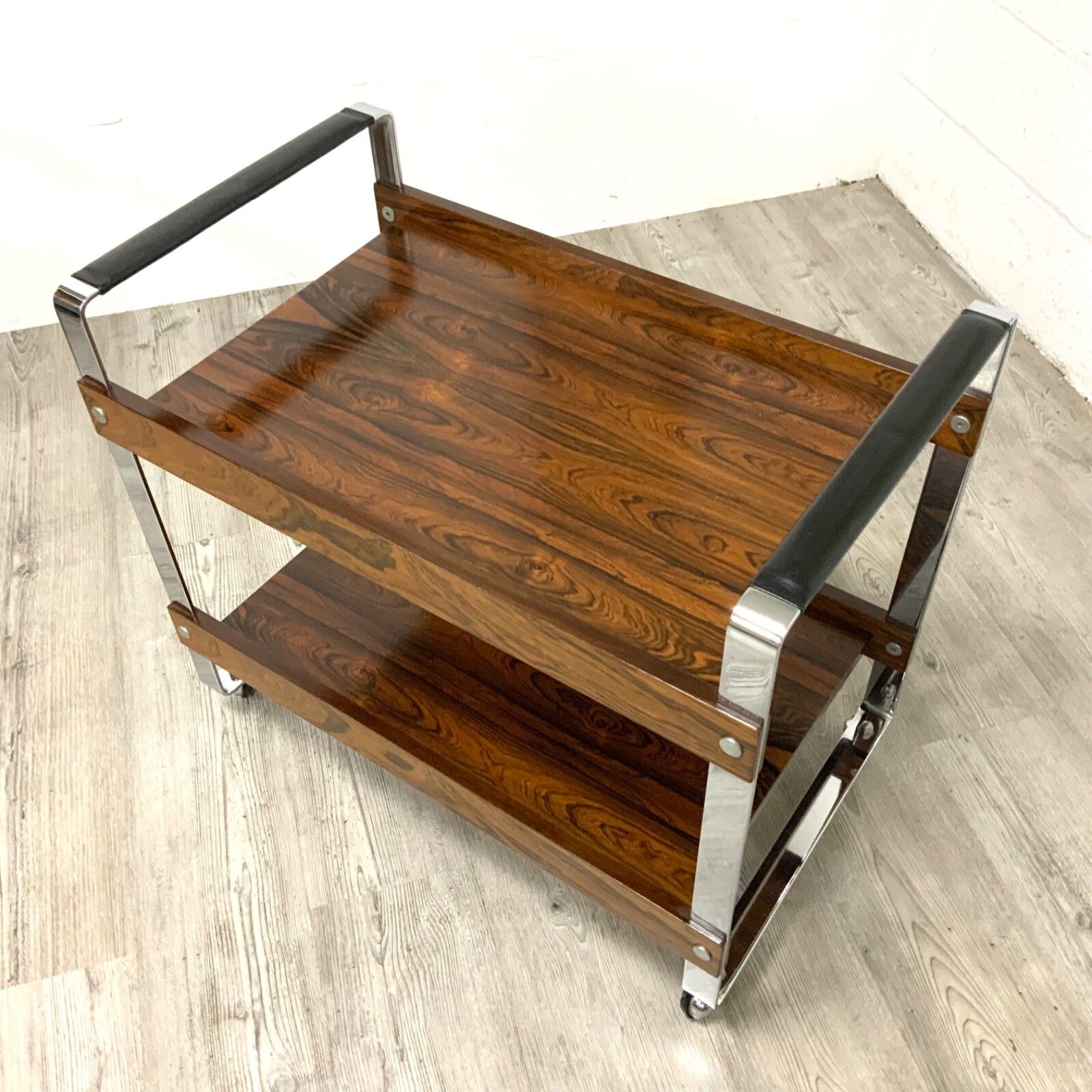 photo vinterior Vintage Merrow Associates Rosewood And Chome Bar Cart Drinks Trolley Side Table